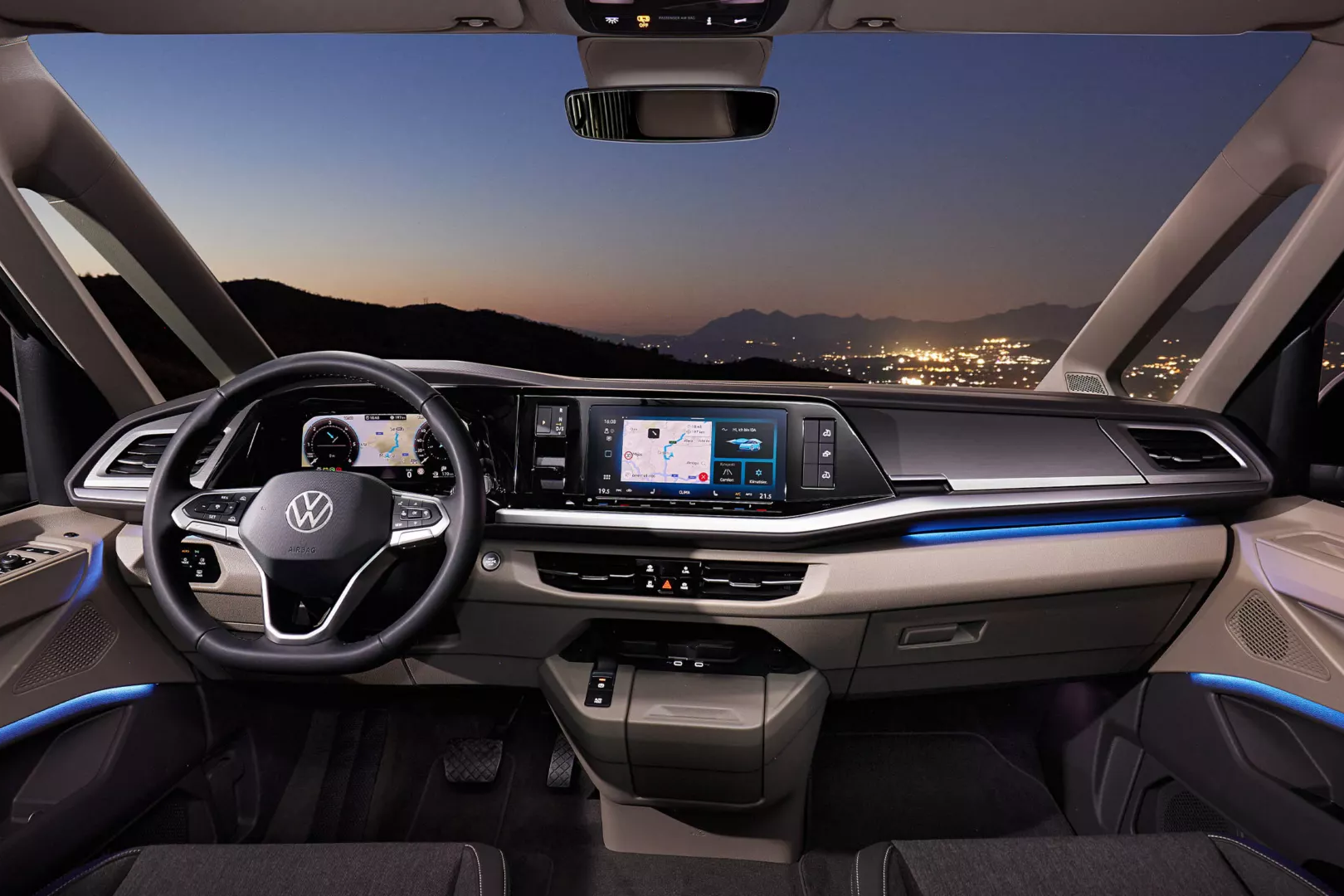 Модерен кокпит на Volkswagen California с дигитални дисплеи и амбиентно осветление.