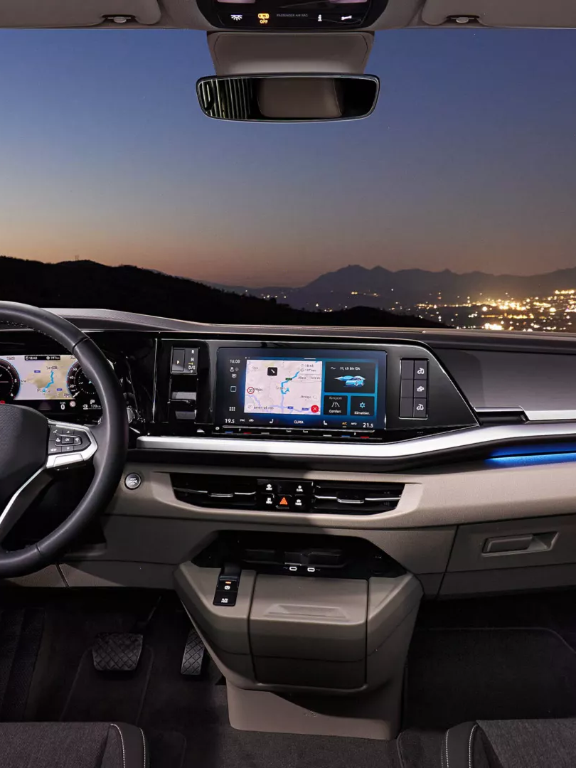 Модерен кокпит на Volkswagen California с дигитални дисплеи и амбиентно осветление.