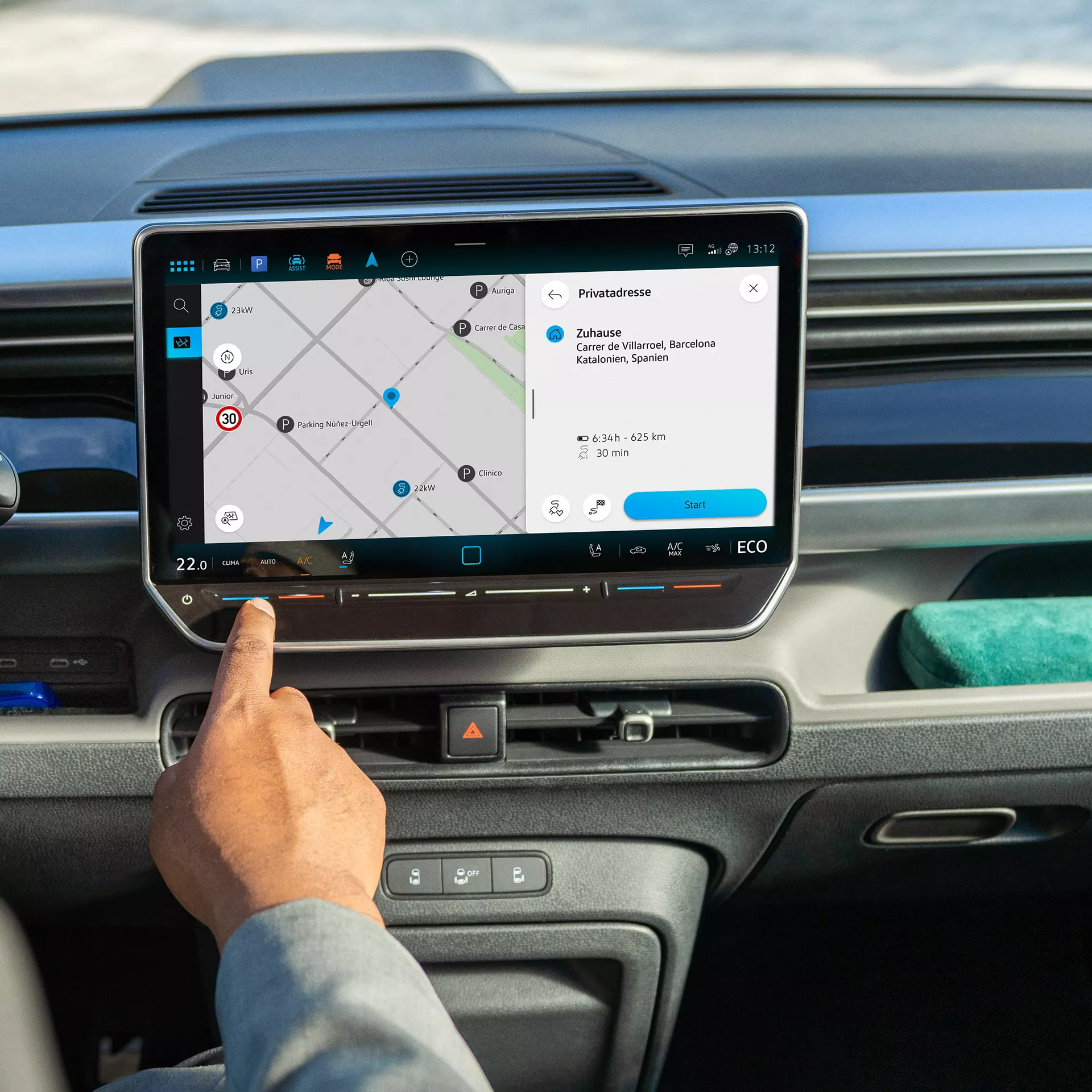 Дисплей на навигационната система в електрическия Volkswagen ID. Buzz с въведен маршрут до Барселона.