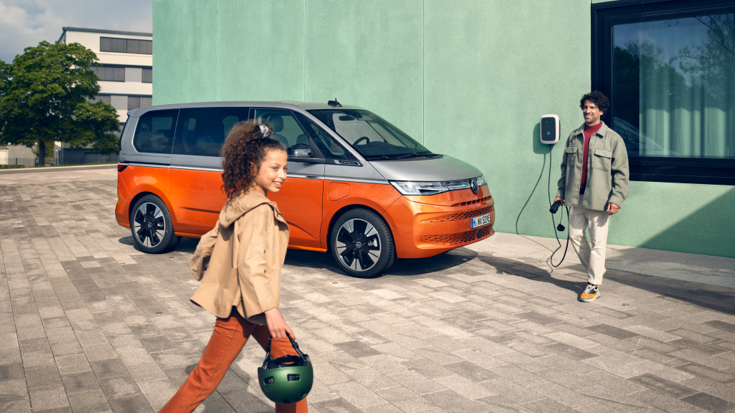 VW Multivan 6.1. Edition in silber steht vor grauem Hintergrund