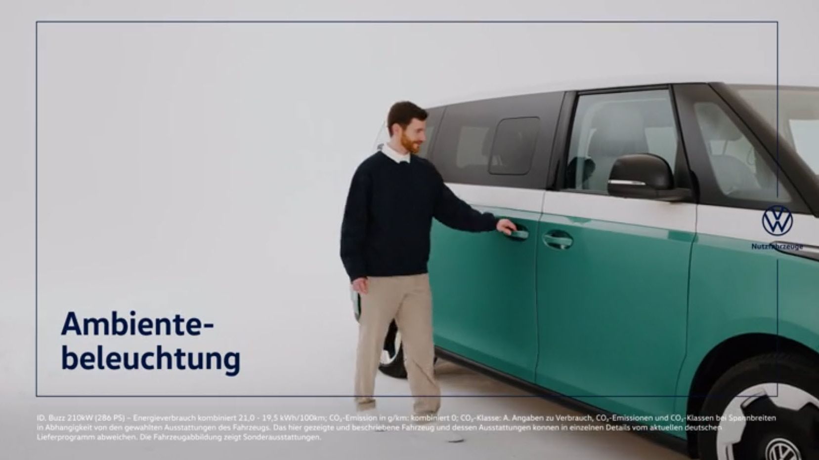 Мъж до двуцветен Volkswagen ID. Buzz с надпис „Ambiente-beleuchtung“ (атмосферно осветление)