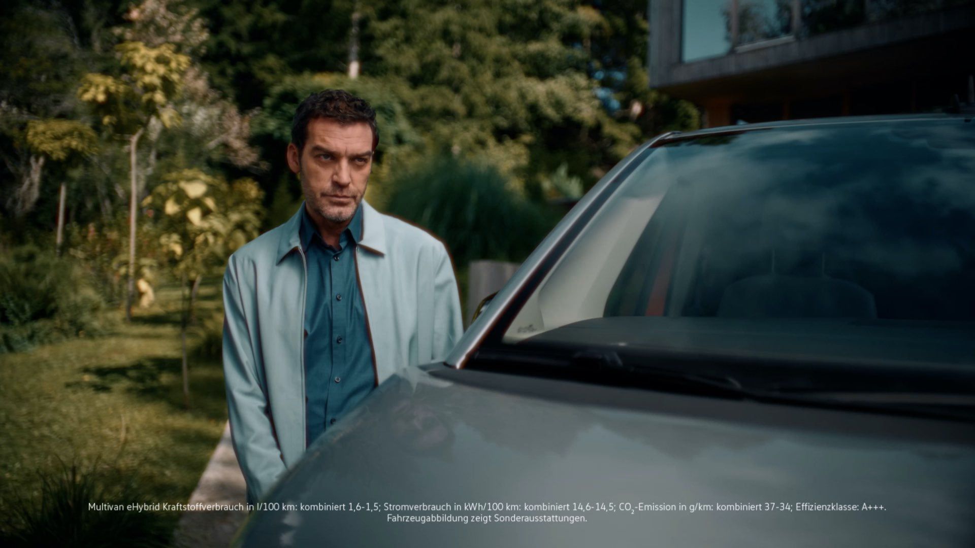 Ein Mann steht neben dem neuen VW Multivan T7 2021 eHybrid.