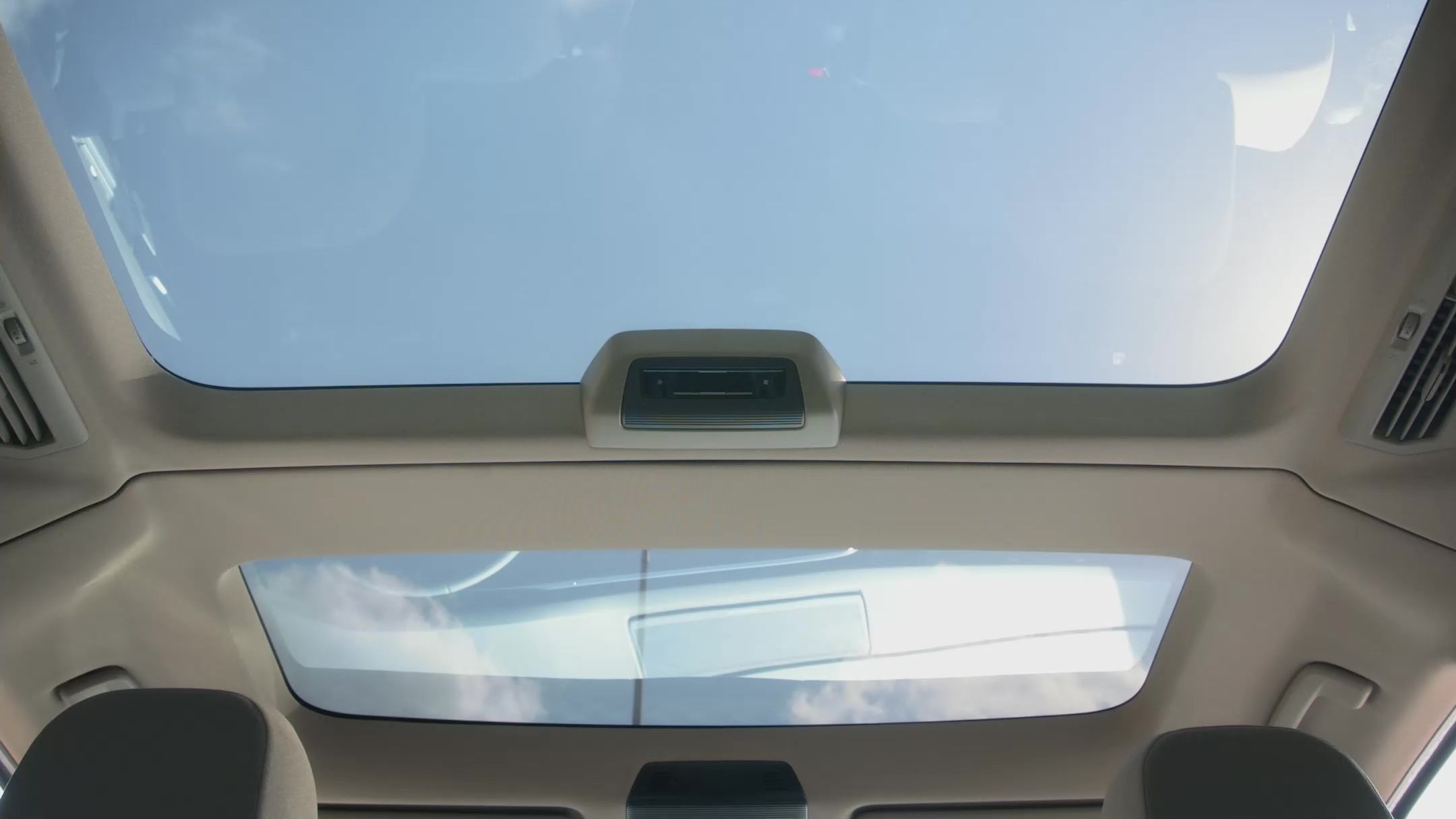 Ausblick durch das Panoramaglasdach des neuen VW T7 Multivan