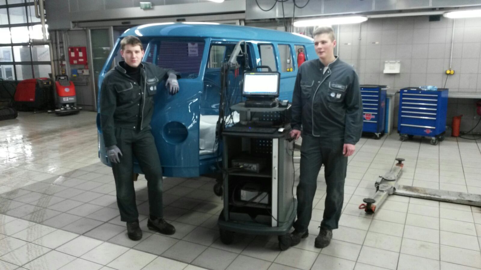 Реставриране на VW Bulli T1 Комби боядисване