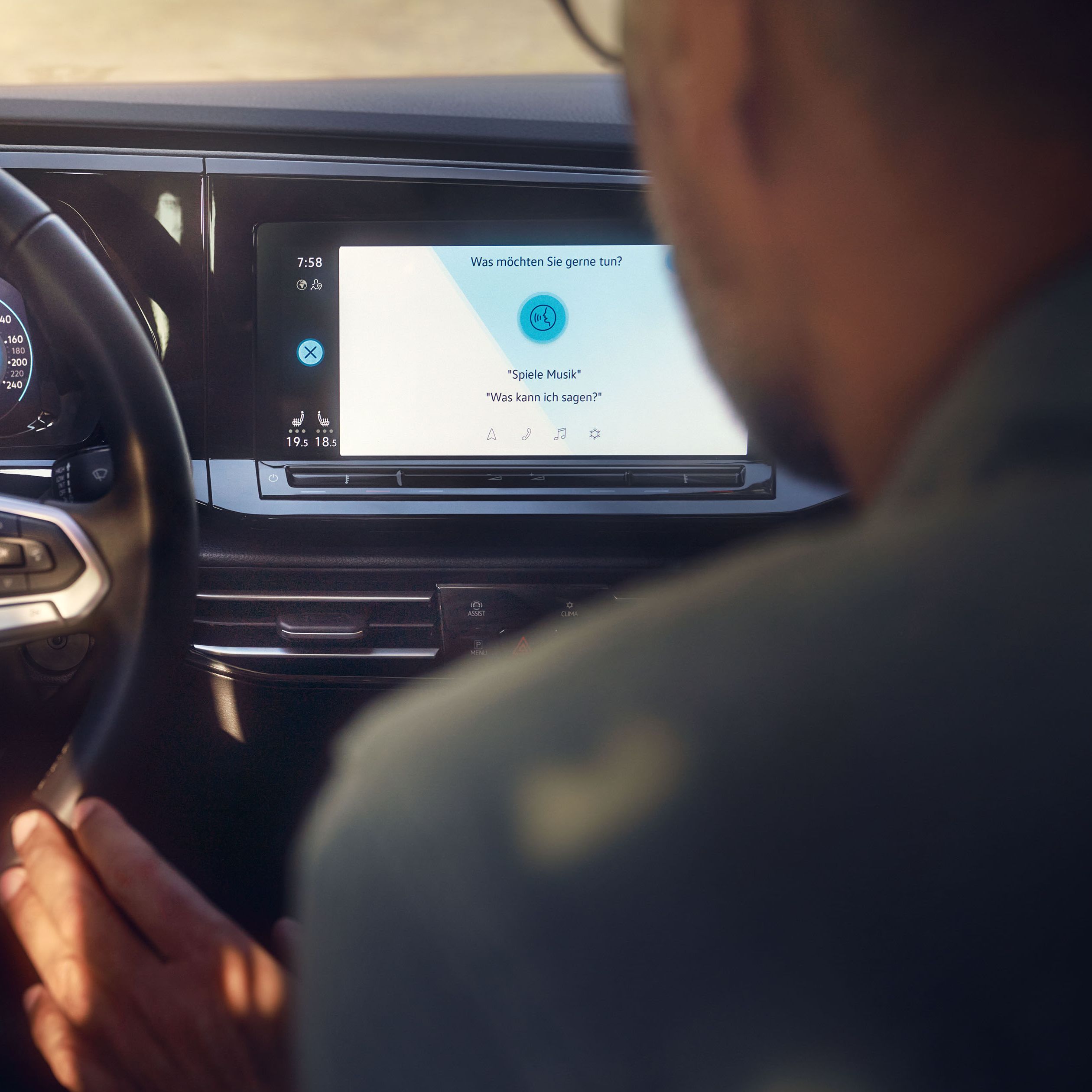 Водач използва гласово управление на инфоразвлекателната система във Volkswagen