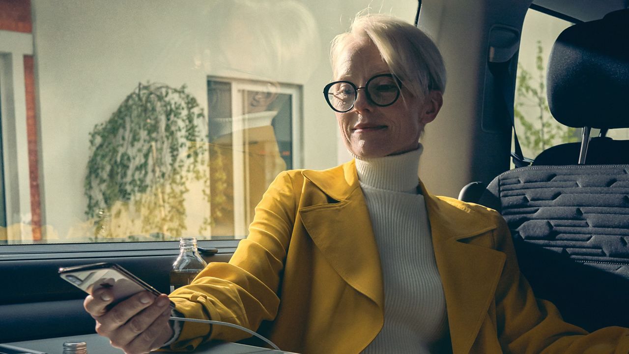 Ein Mann bedient gerade die VW We Connect App auf einem Smartphone