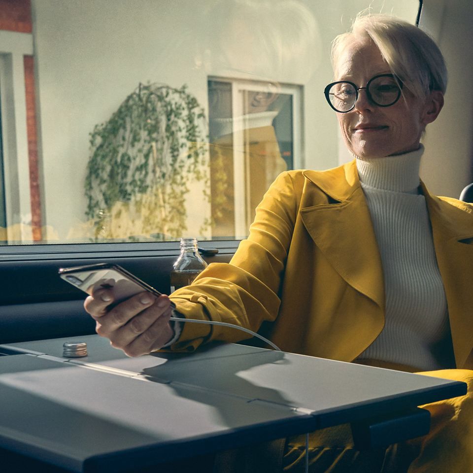 Ein Mann bedient gerade die VW We Connect App auf einem Smartphone
