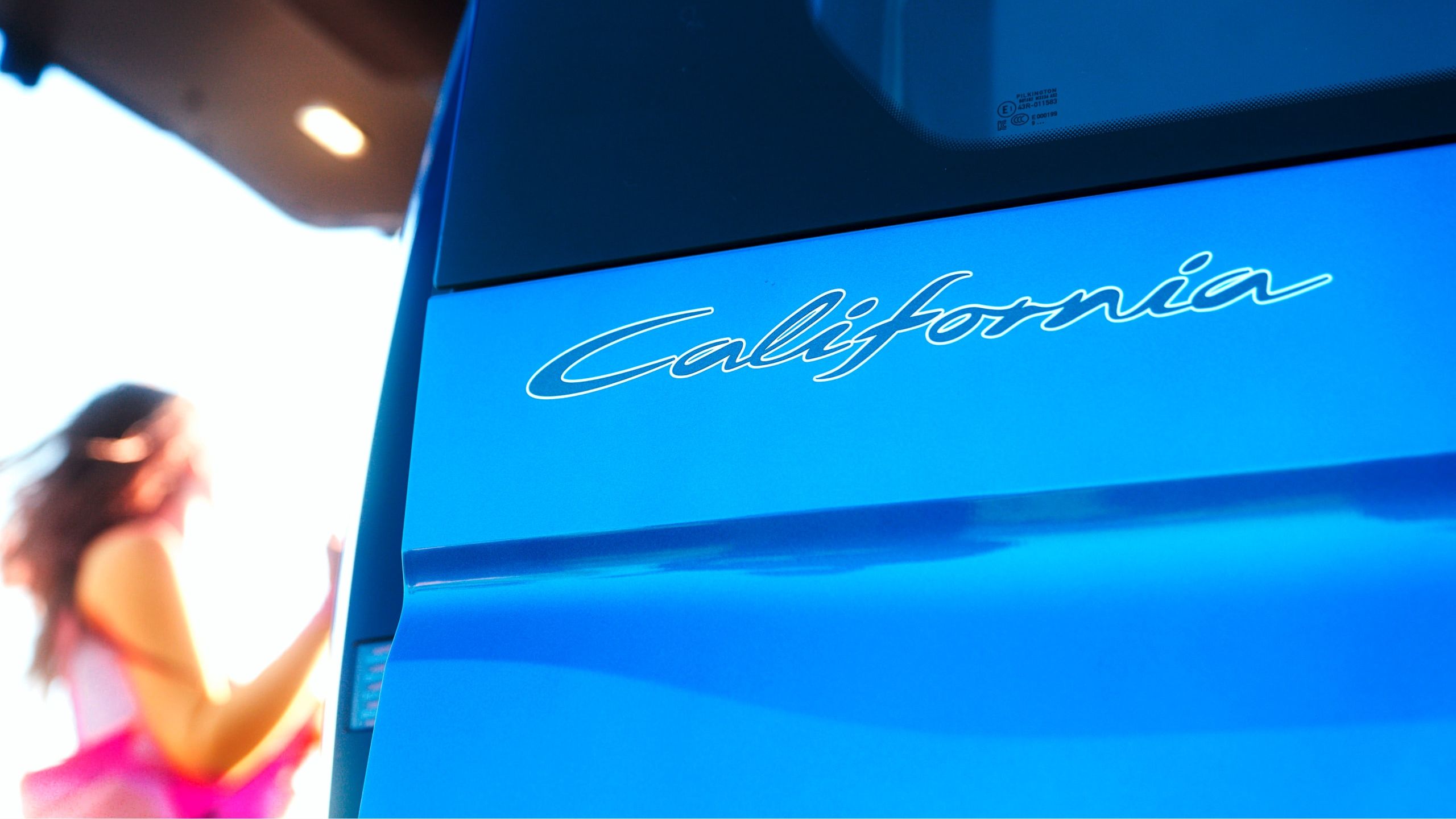 Надписът в задната част на VW Caddy California