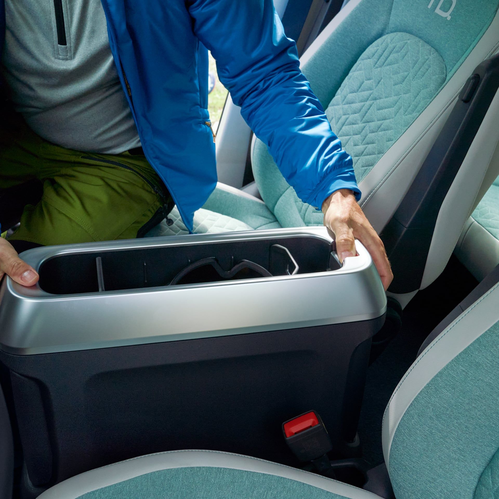 Подвижна мултифункционална конзола между предните седалки на Volkswagen ID. Buzz.