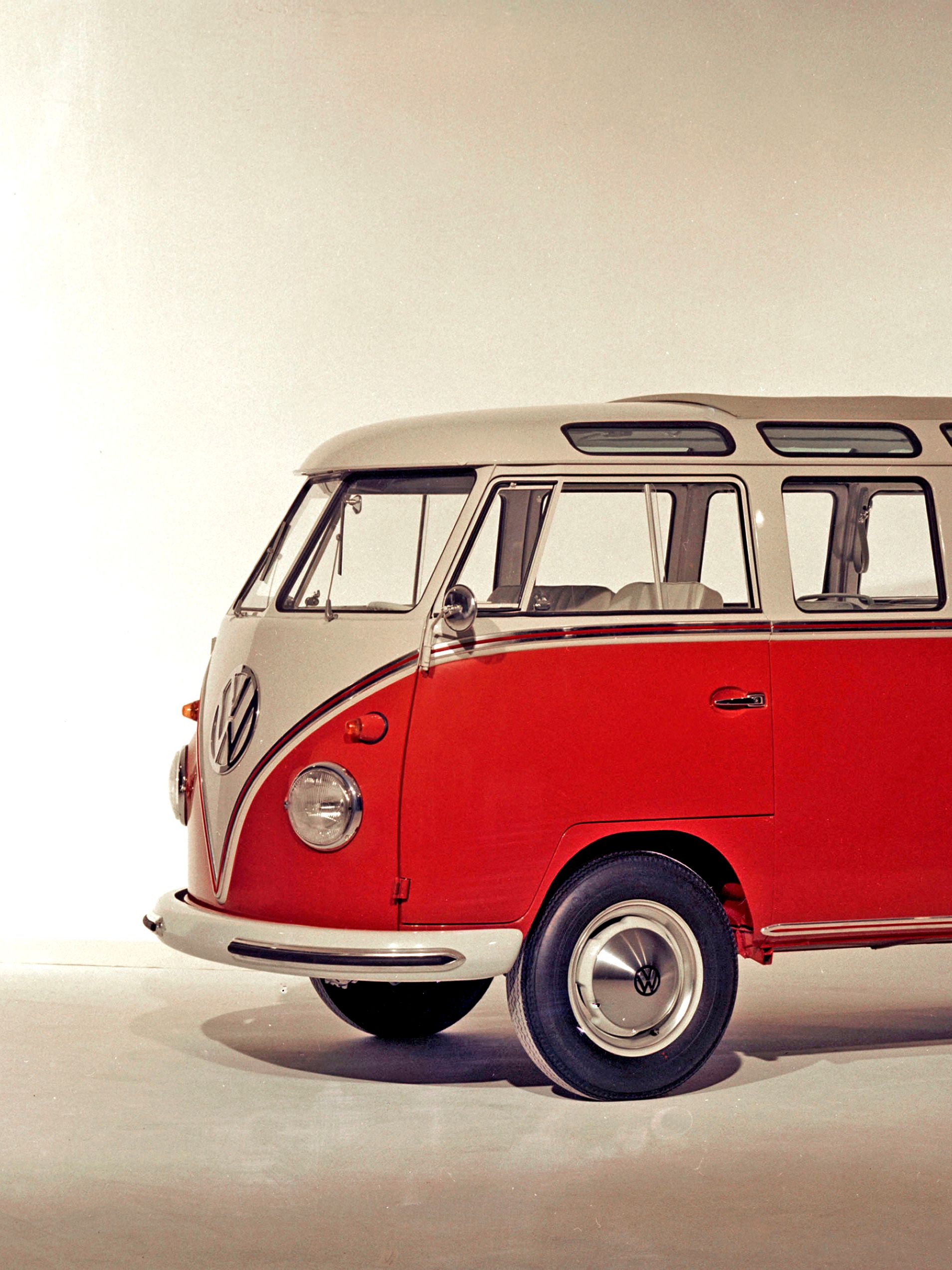 Ретро Volkswagen Transporter T1 Samba Bus с панорамни прозорци и двуцветен дизайн.