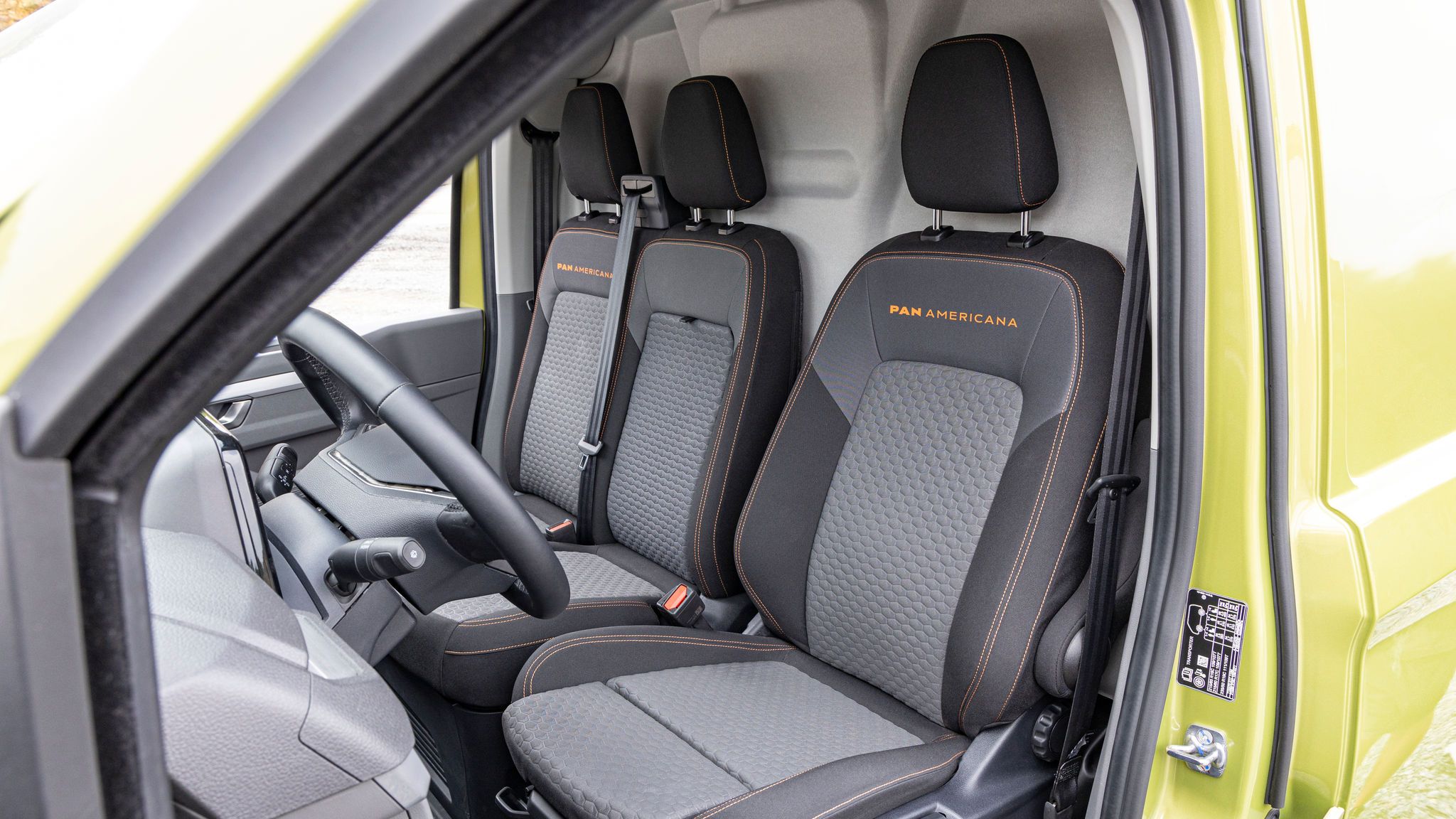 Интериор на Volkswagen Transporter PanAmericana с комфортни седалки и контрастни декоративни шевове.