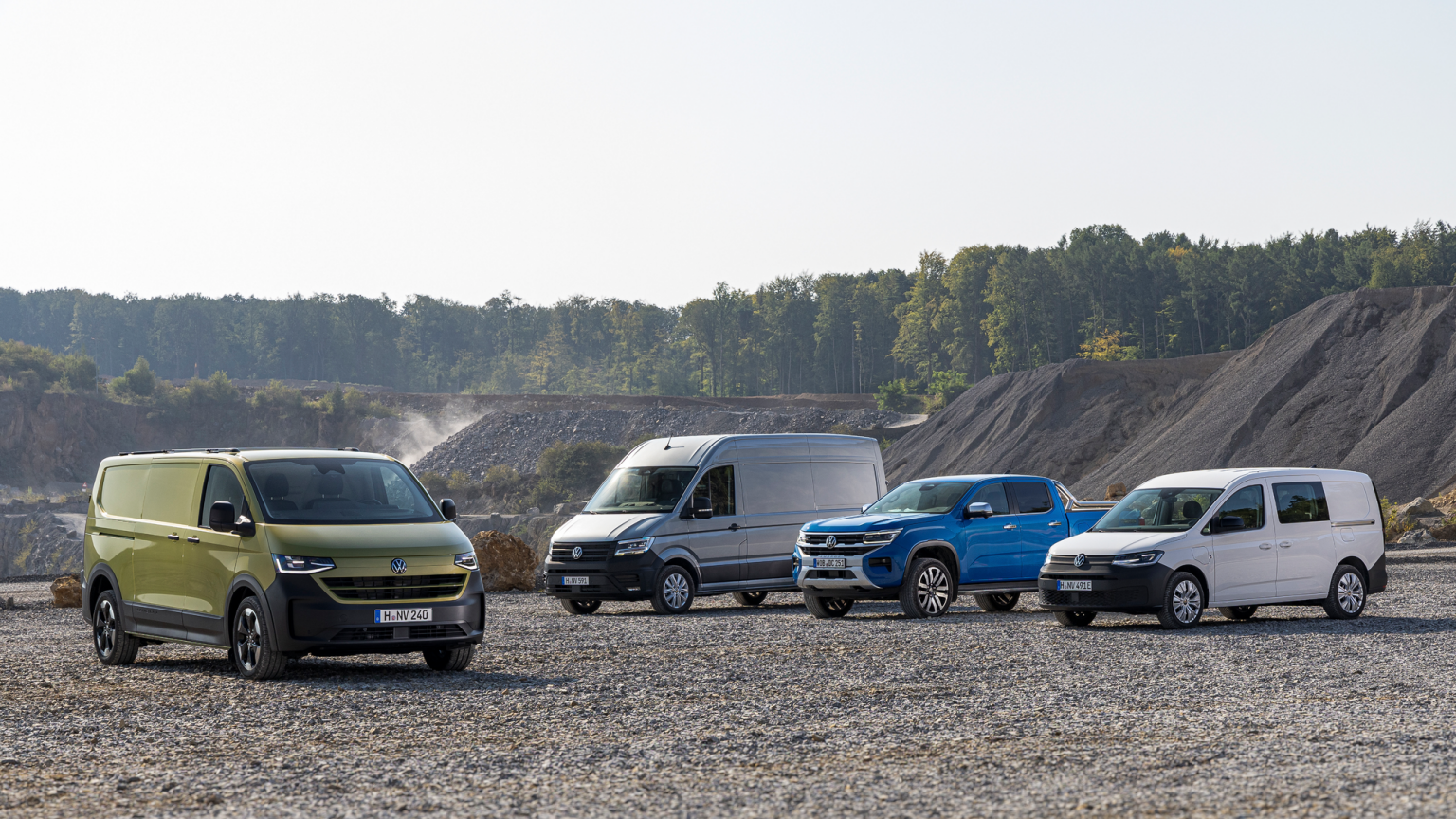 Гамата лекотоварни модели на Volkswagen върху чакълест терен