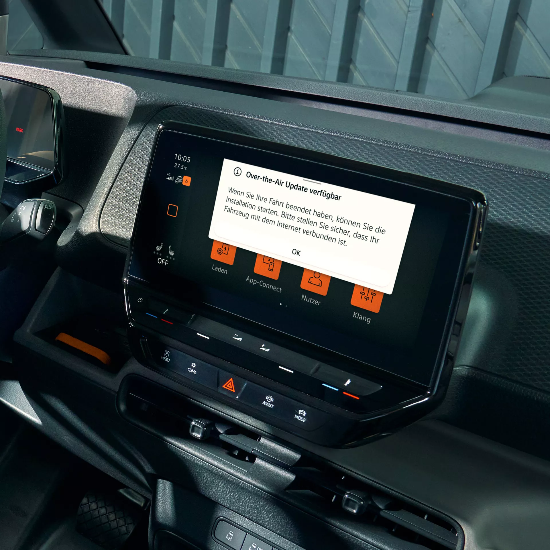 Централният дисплей на Volkswagen с известие за наличен OTA софтуерен ъпдейт.