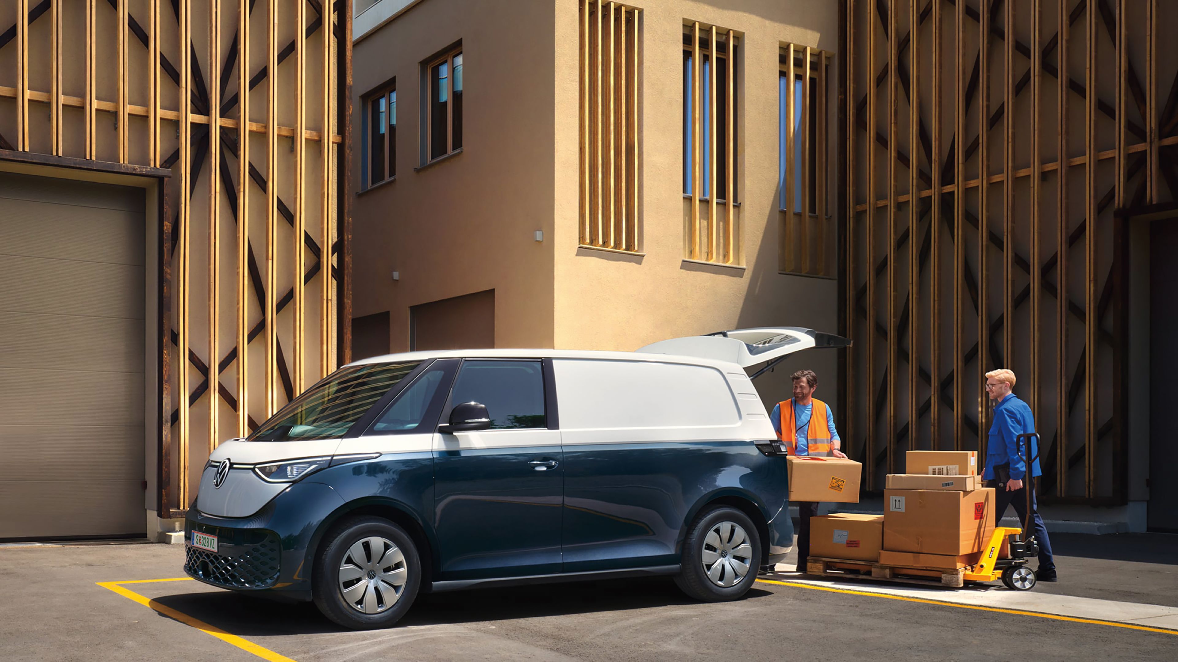 Volkswagen ID. Buzz Cargo по време на товаро-разтоварна дейност пред бизнес сграда