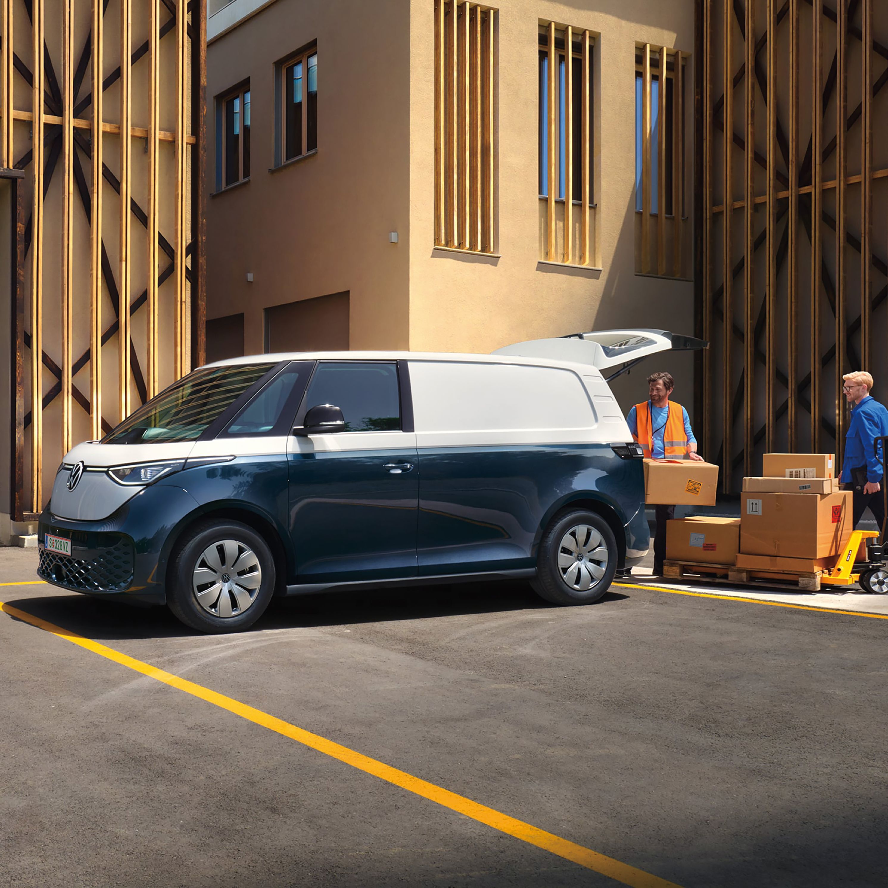 Volkswagen ID. Buzz Cargo по време на товаро-разтоварна дейност пред бизнес сграда