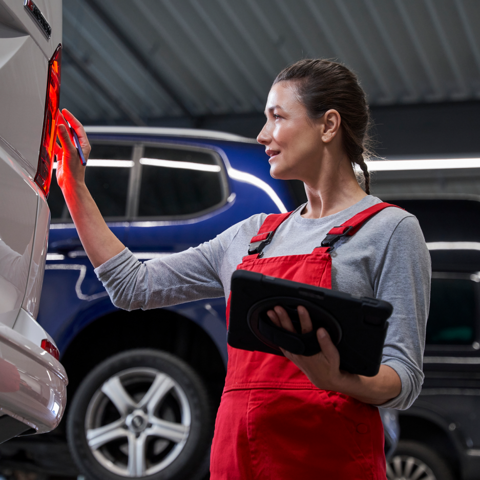 Механик на VW лекотоварни автомобили по време на проверката