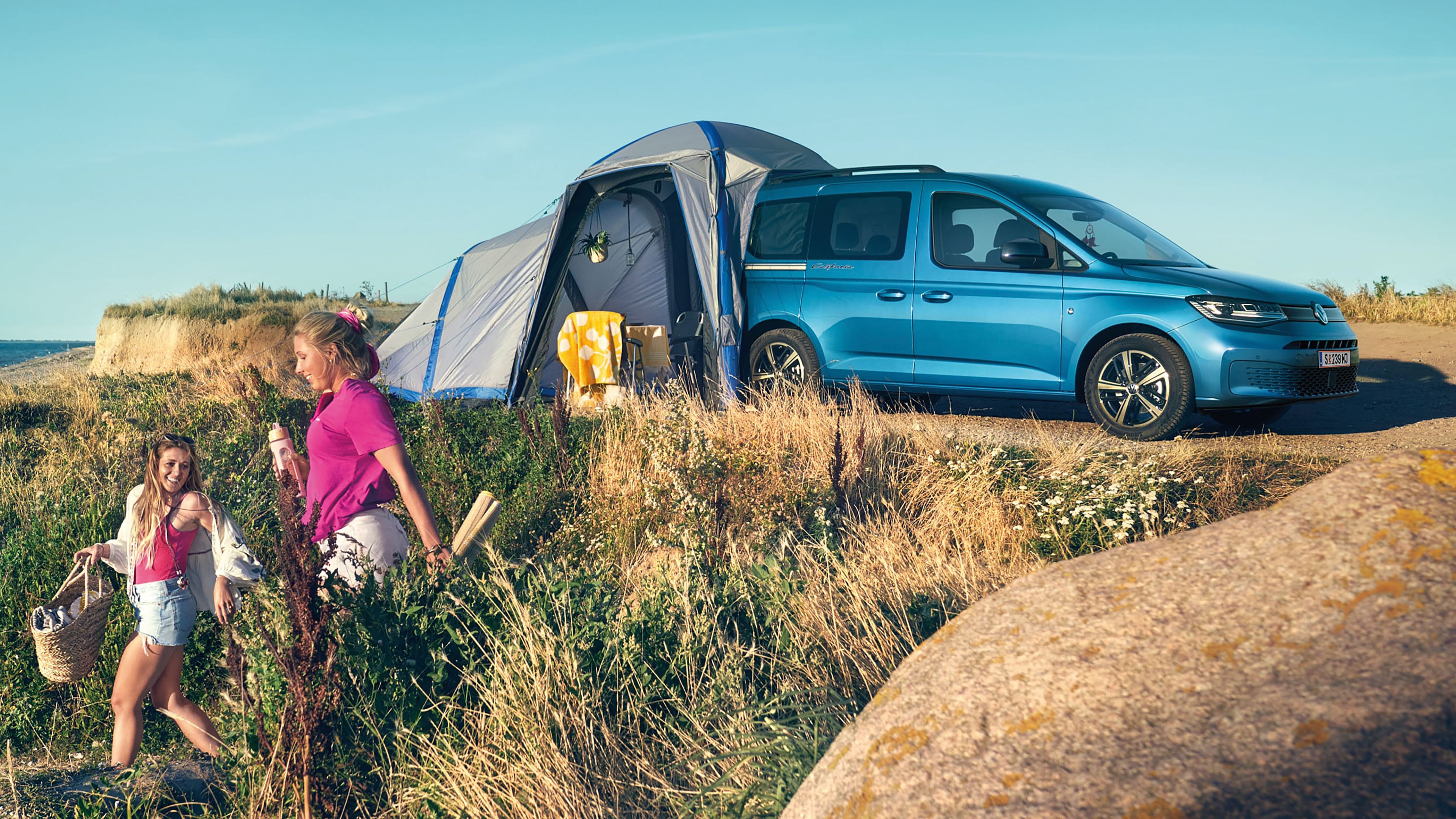 VW Caddy California с прикрепена в задната част палатка