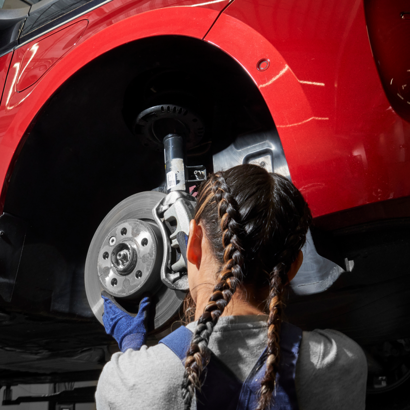 Механик на VW сменя спирачните дискове на товарен автомобил на VW