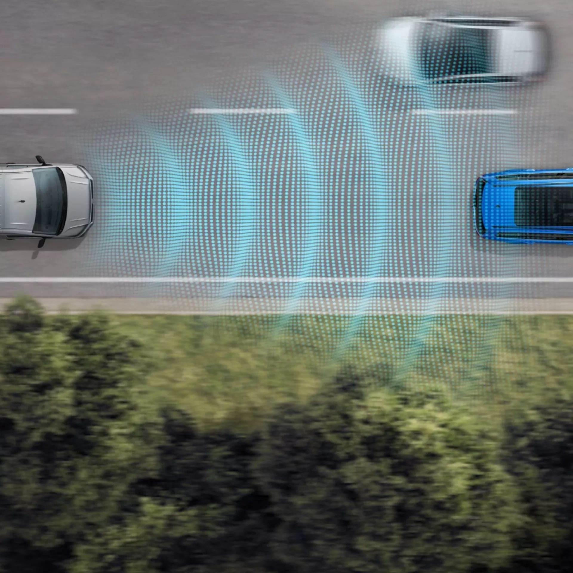 Графично изобразена система за асистенция на водача с радарни вълни, показваща адаптивен контрол на скоростта на сив автомобил спрямо трафика отпред.