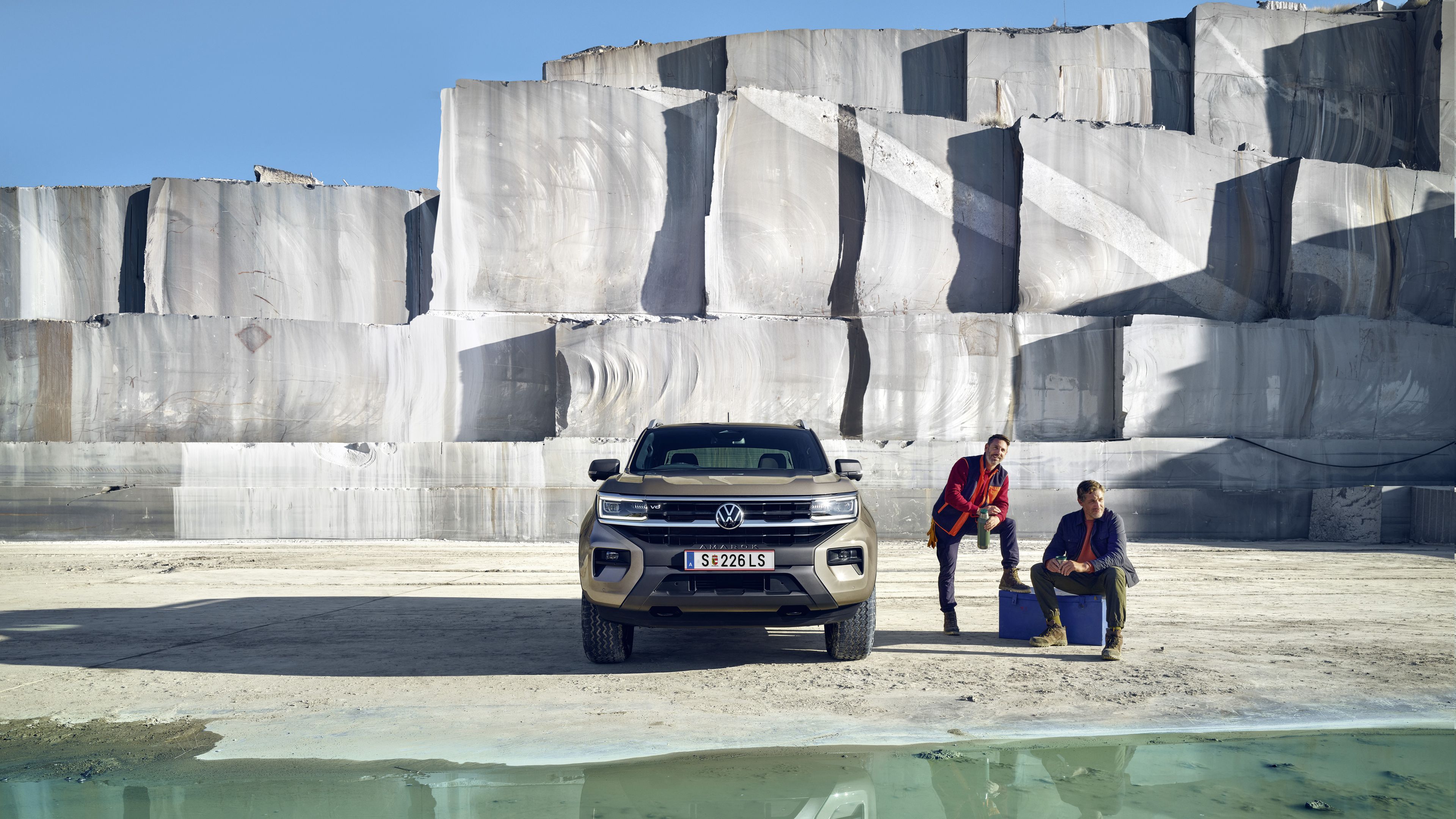 Новият VW Amarok е паркиран отвън до двама мъже