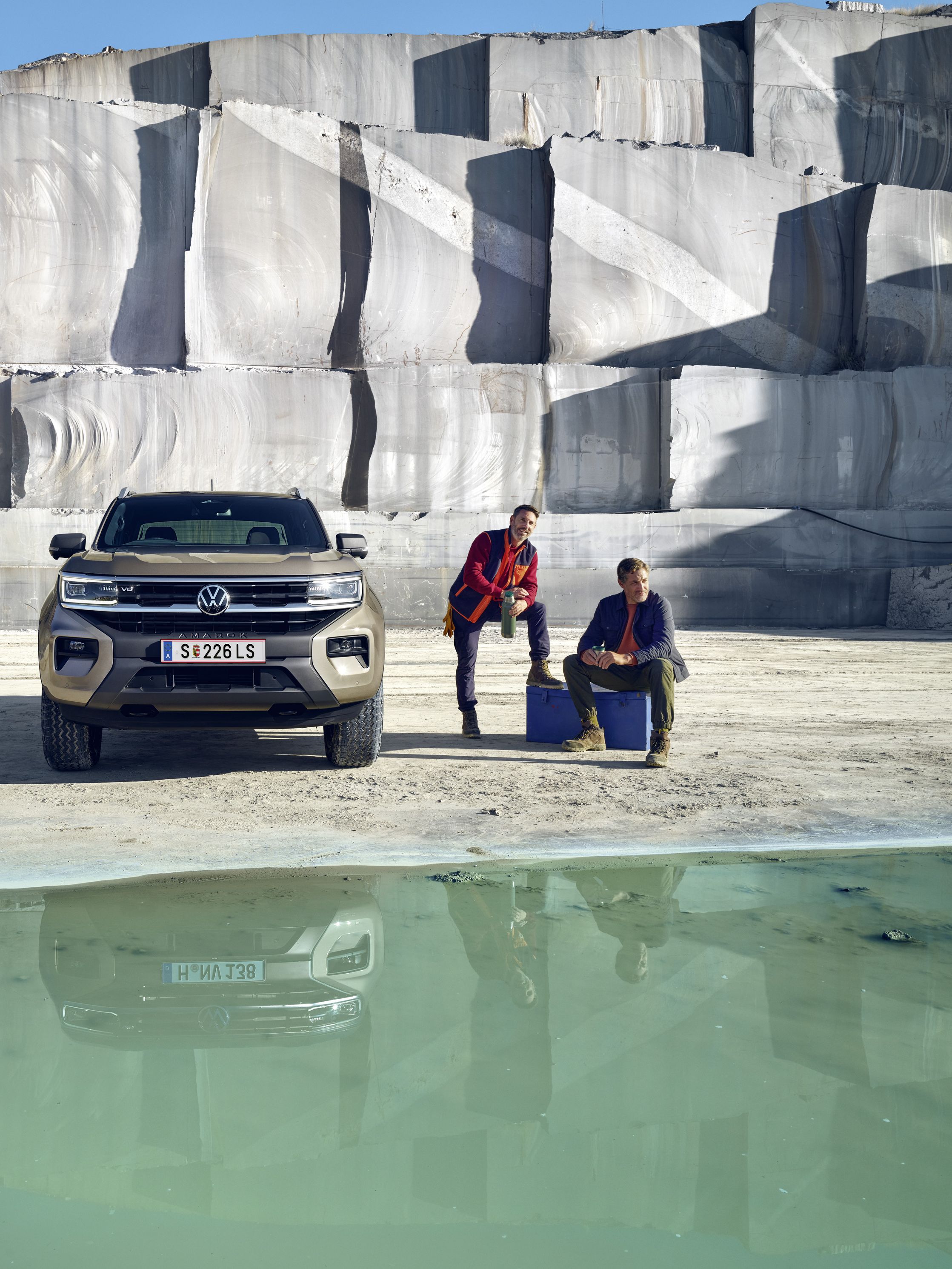 Новият VW Amarok е паркиран отвън до двама мъже