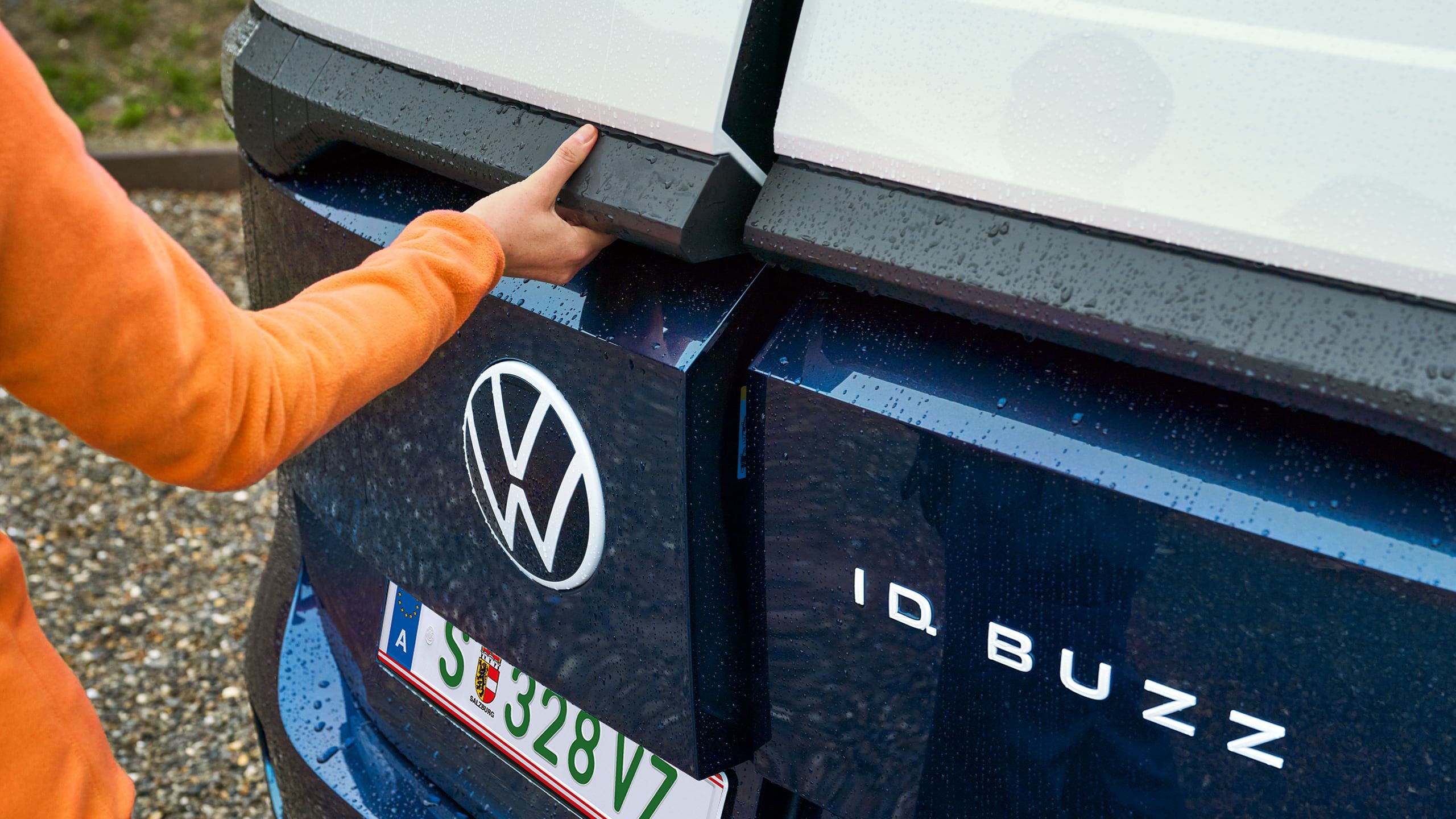 Отваряне на задната врата на Volkswagen ID. Buzz Cargo в дъждовен ден