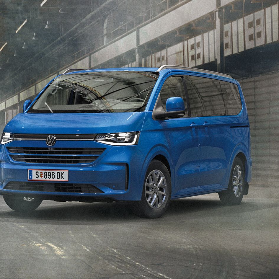 Новите модели на Volkswagen Transporter, Caravelle и пикап в индустриална хале среда