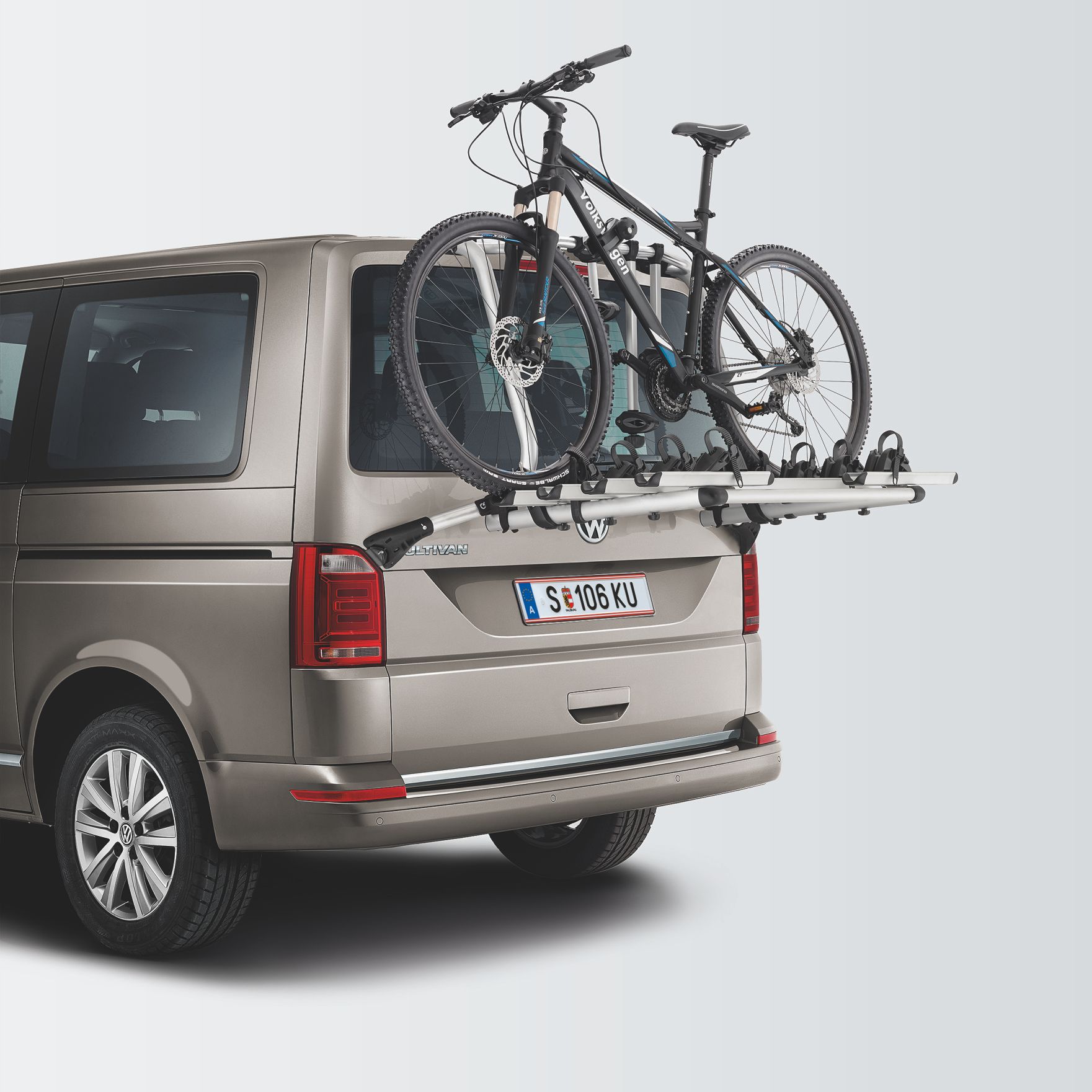 Задна част на Volkswagen Multivan с багажник за велосипеди и два велосипеда