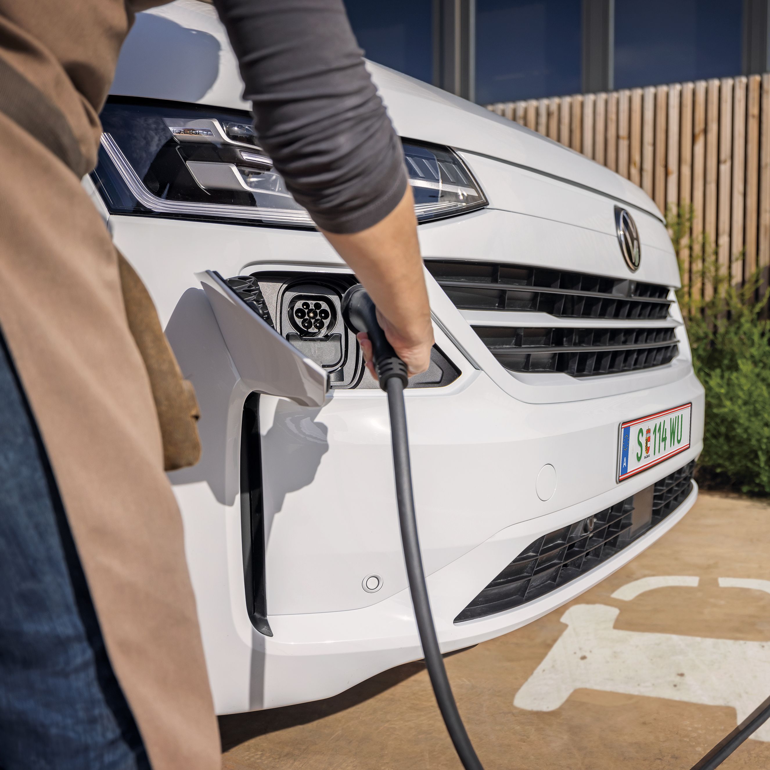 Volkswagen e-Transporter се зарежда на електрическа станция.