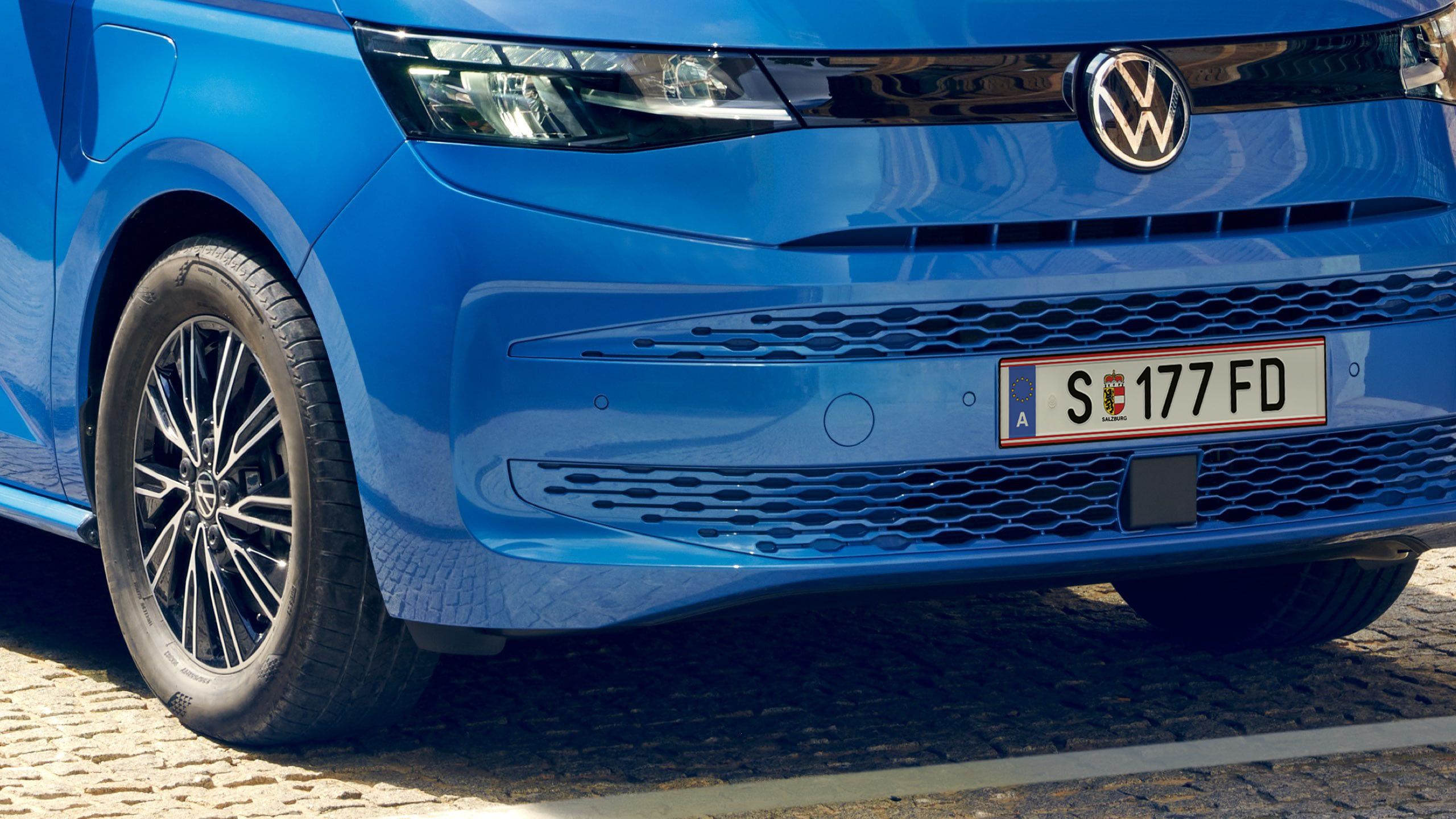 Die LED Schweinwerfer des neuen VW Multivan T7 2021.
