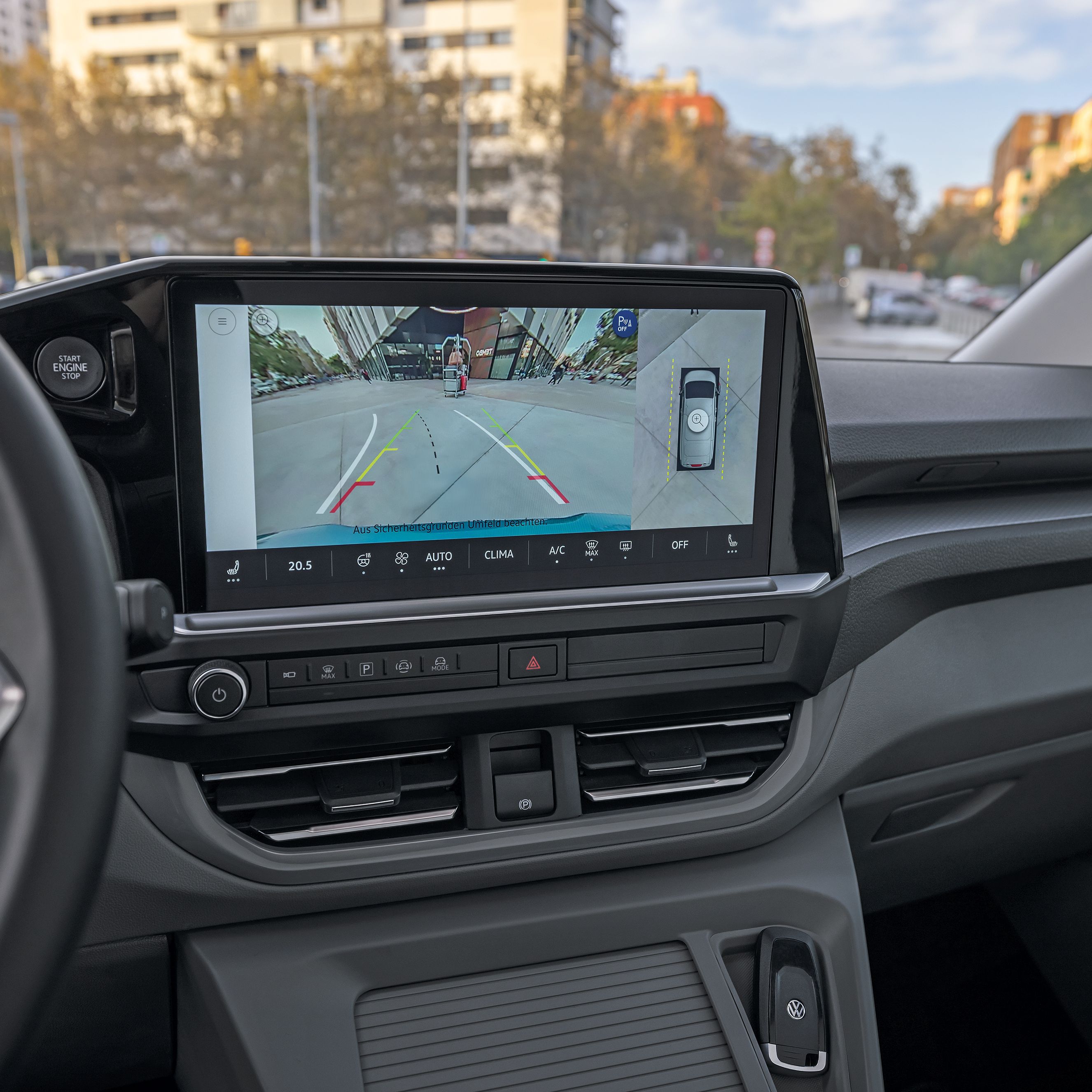 Визуализация на паркиране с помощта на камера за обратно виждане във Volkswagen Caravelle, показана на централния дисплей.