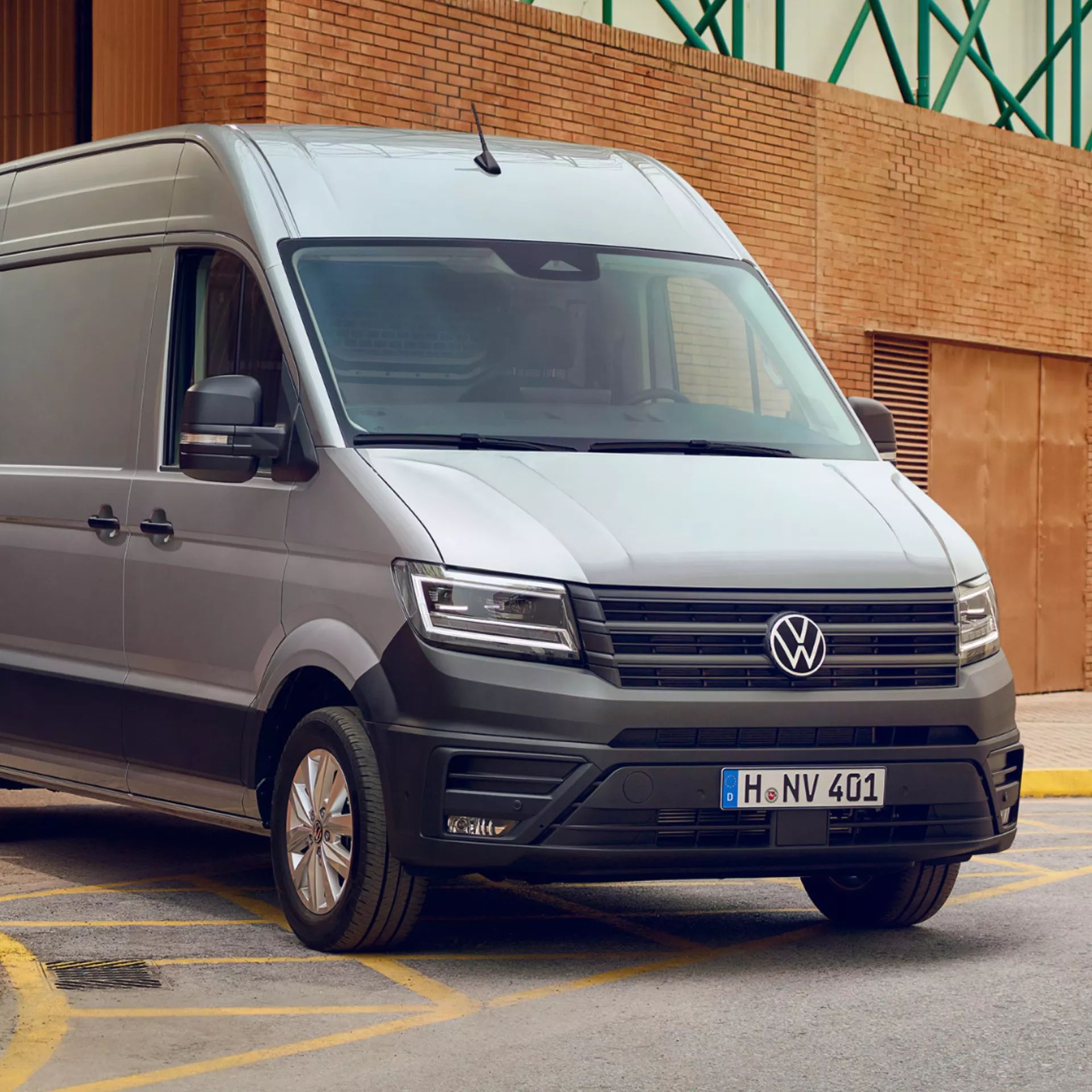 Nahaufnahme silberner VW Crafter