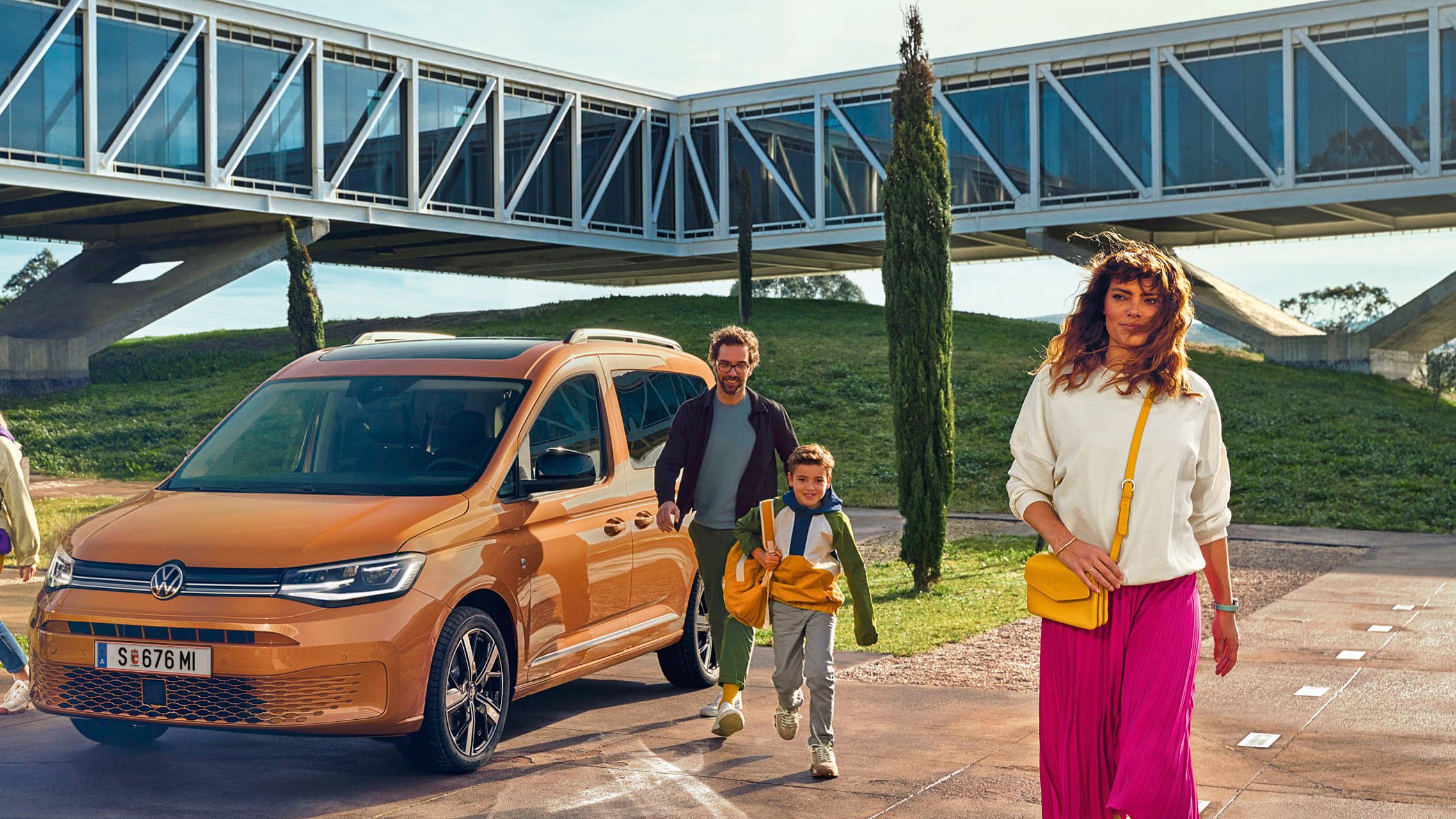 Семейство излиза от новия Caddy California