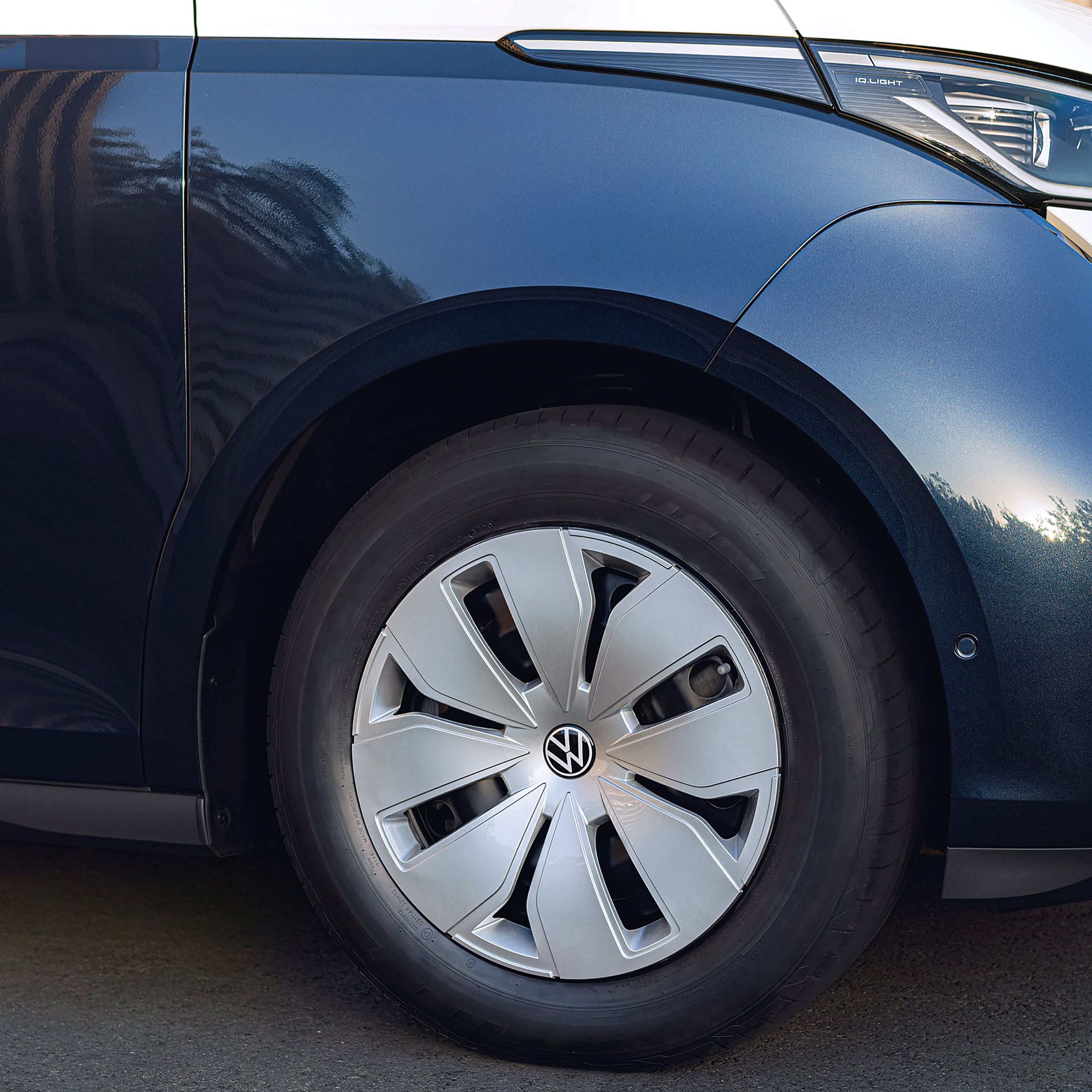 Алуминиева джанта и преден фар с IQ.LIGHT технология на Volkswagen ID. Buzz