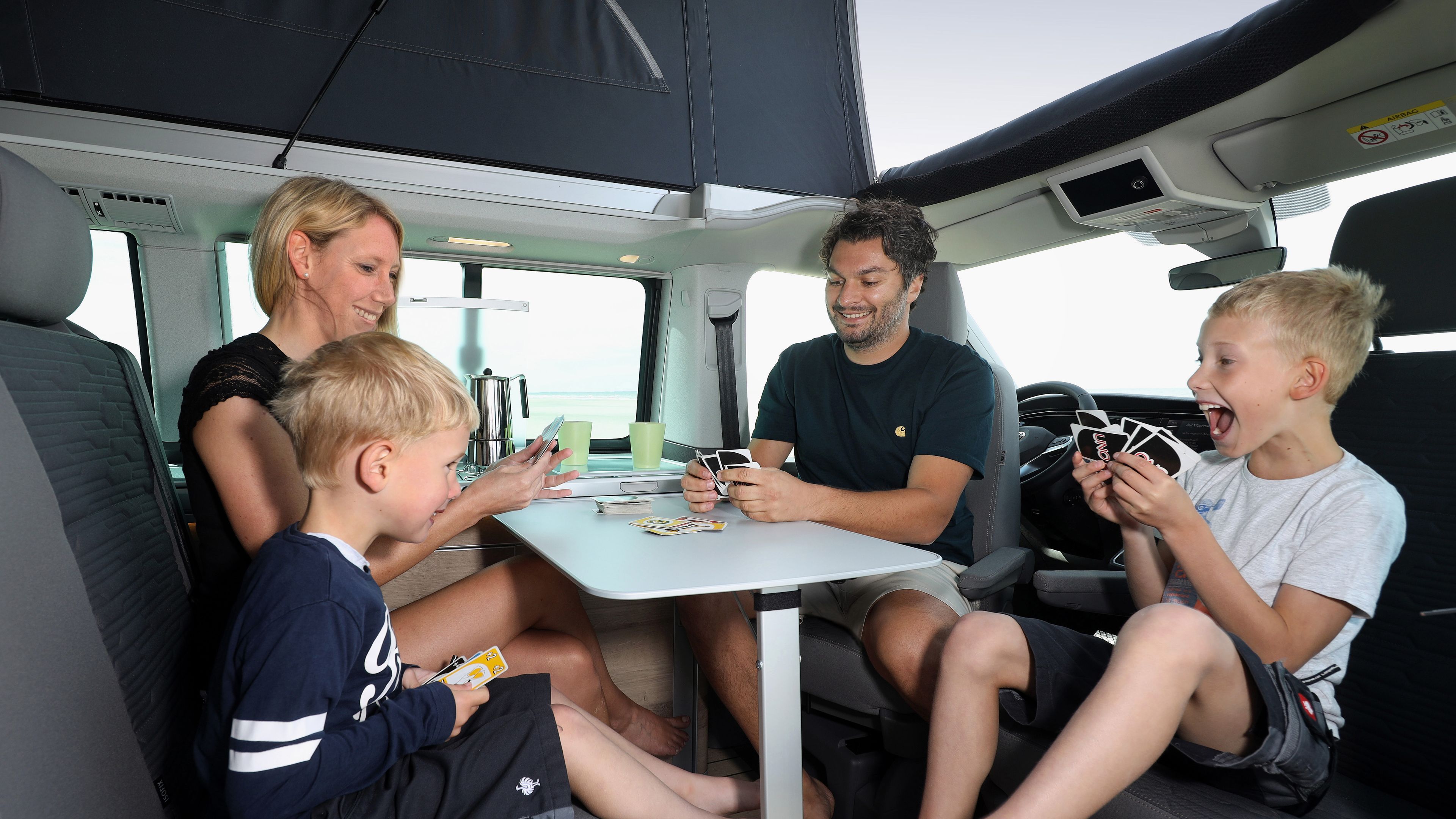 VW T6.1 California вътрешно пространство въртящи се седалки маса