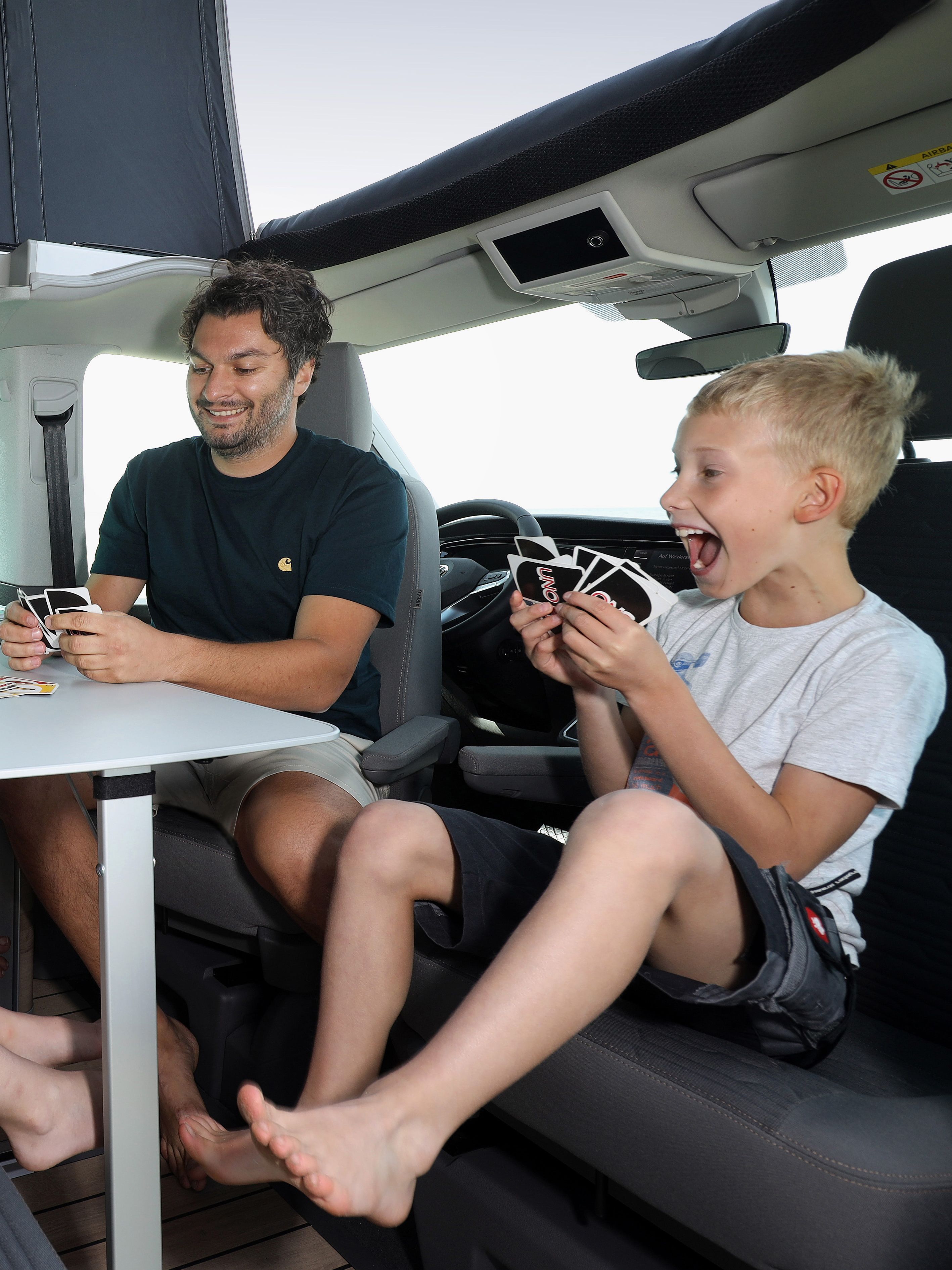 VW T6.1 California вътрешно пространство въртящи се седалки маса