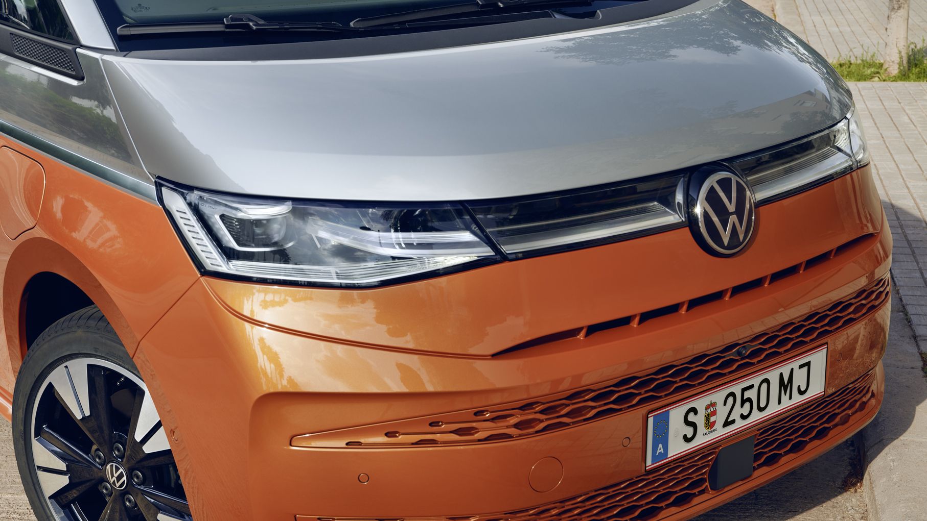 Die IQ.Light - LED-Matrix-Scheinwerfer des VW Multivan T7 2021.