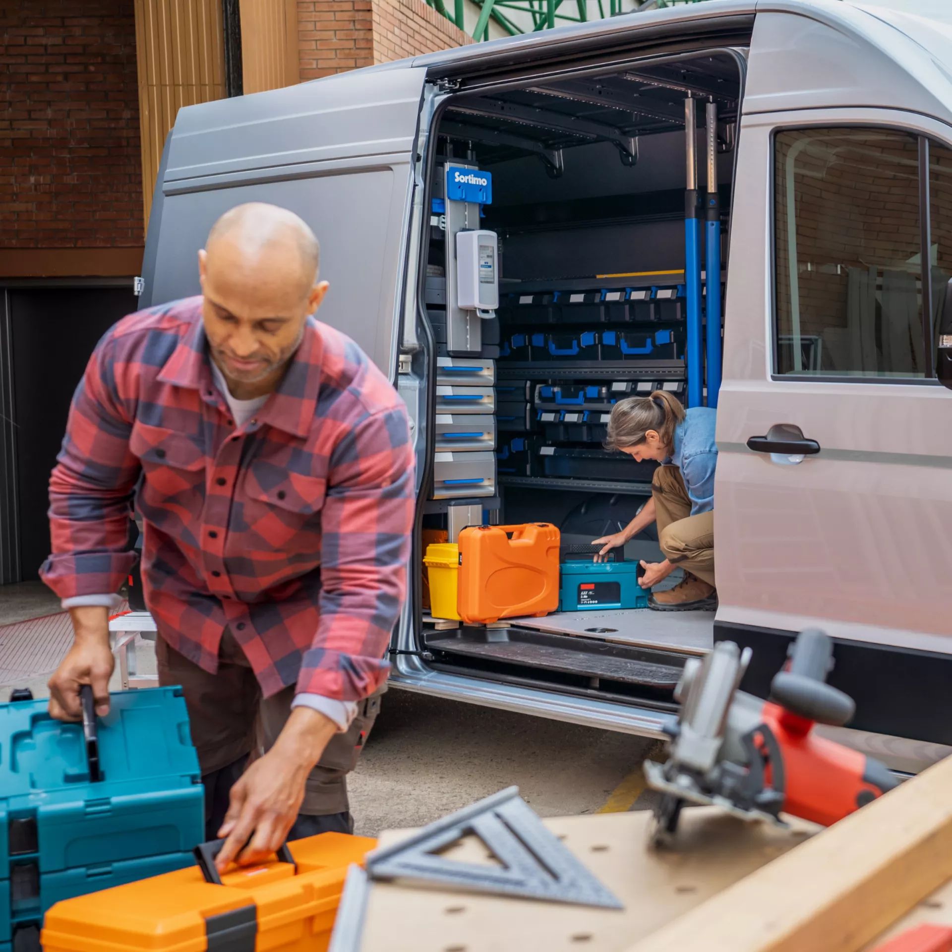 Хора товарят инструменти във Volkswagen Crafter със Sortimo модулна система