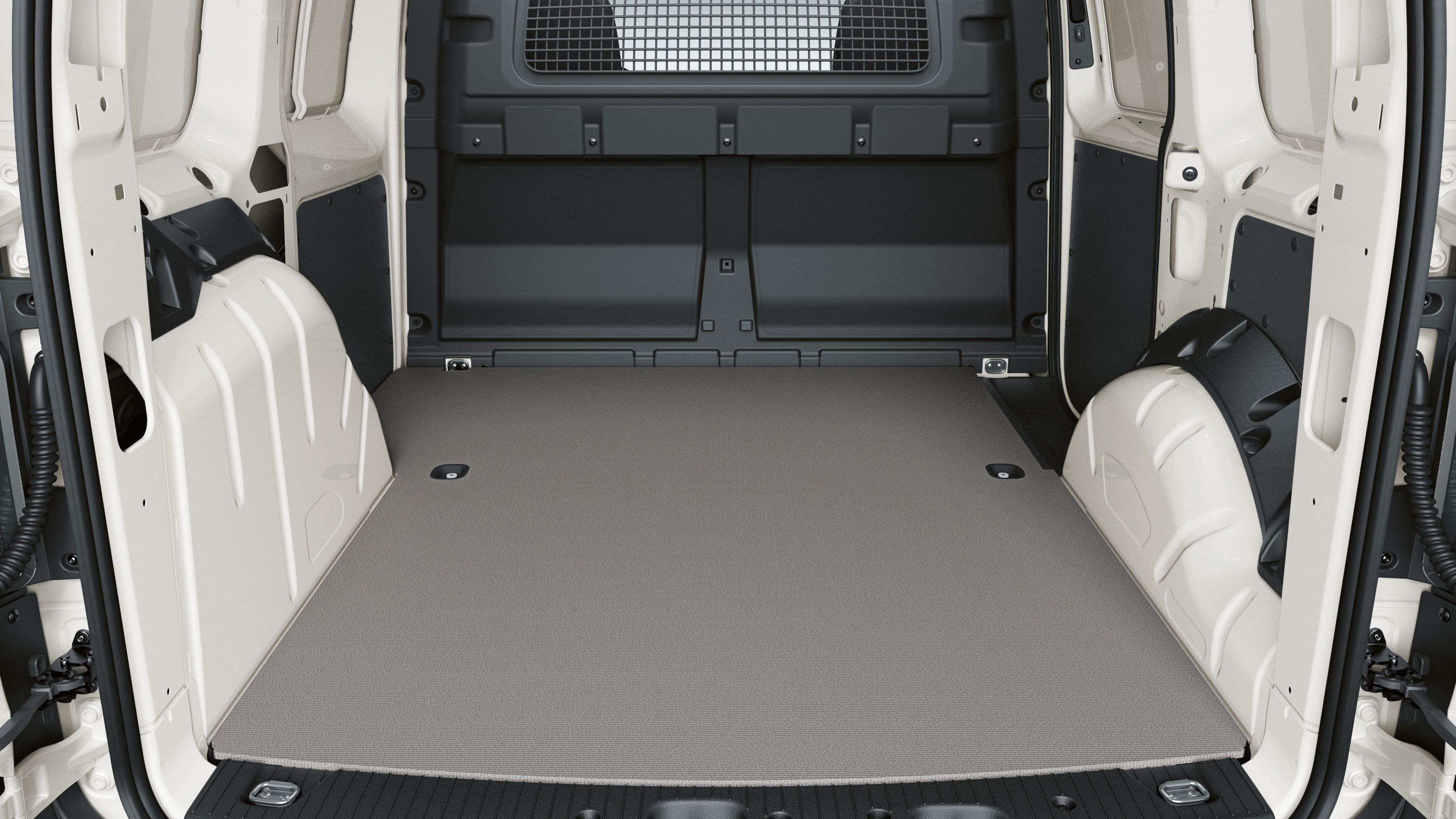 Подът в товарното отделение на бял VW Caddy Cargo.