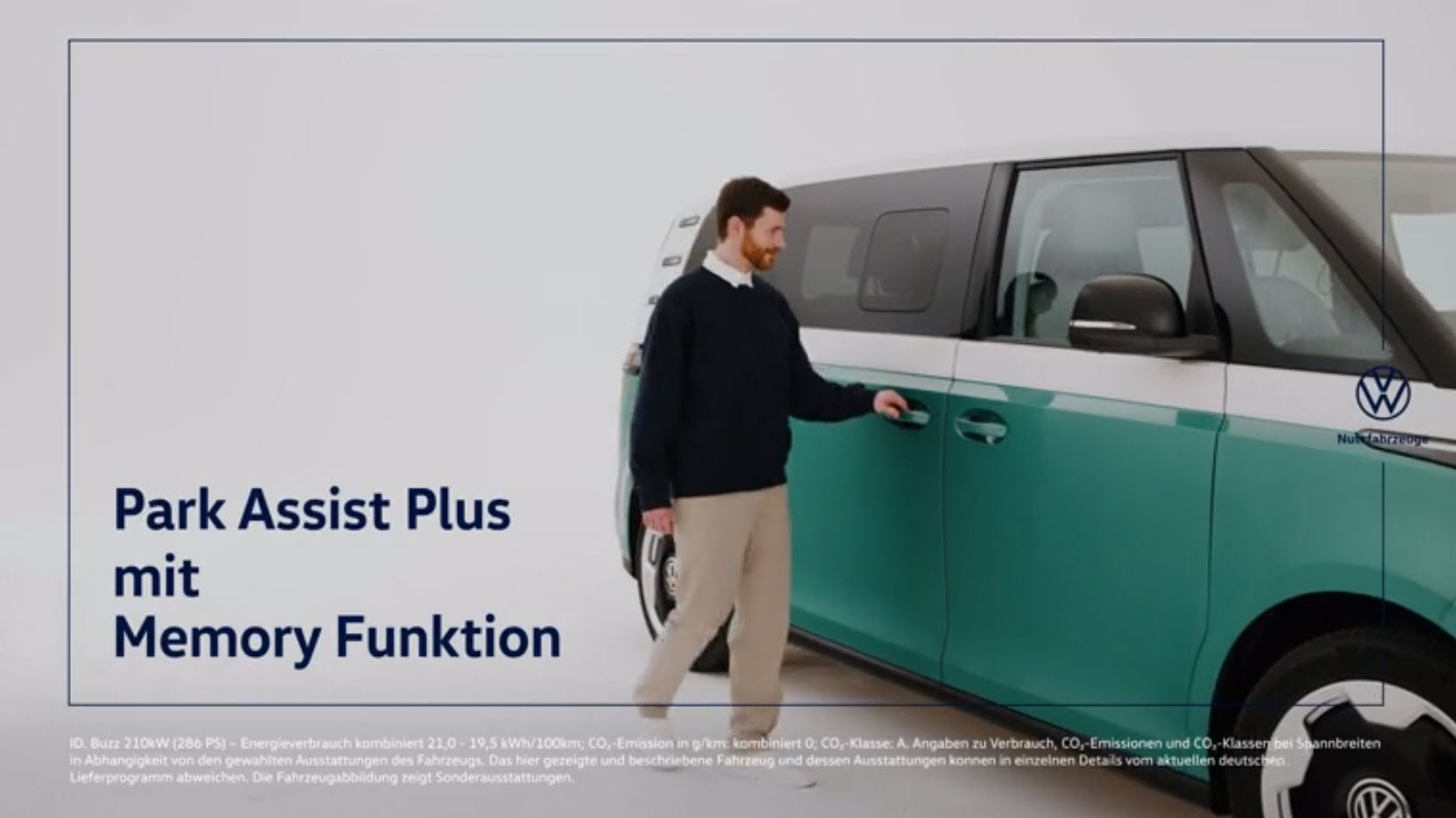 Мъж до Volkswagen ID. Buzz с надпис „Park Assist Plus mit Memory Funktion“ (асистент за паркиране с функция за запаметяване)