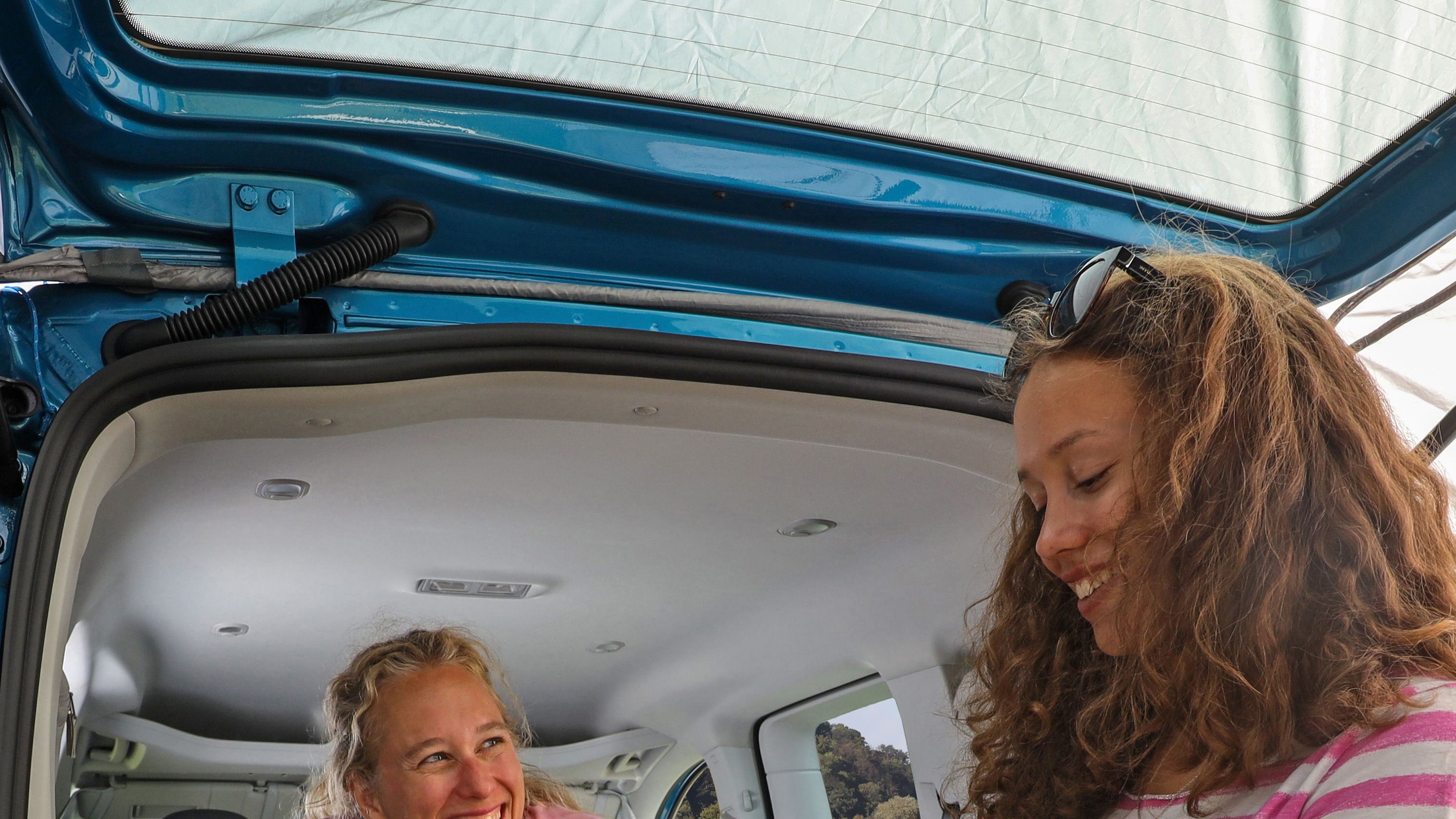 Frau kocht mit Küche von VW Caddy California