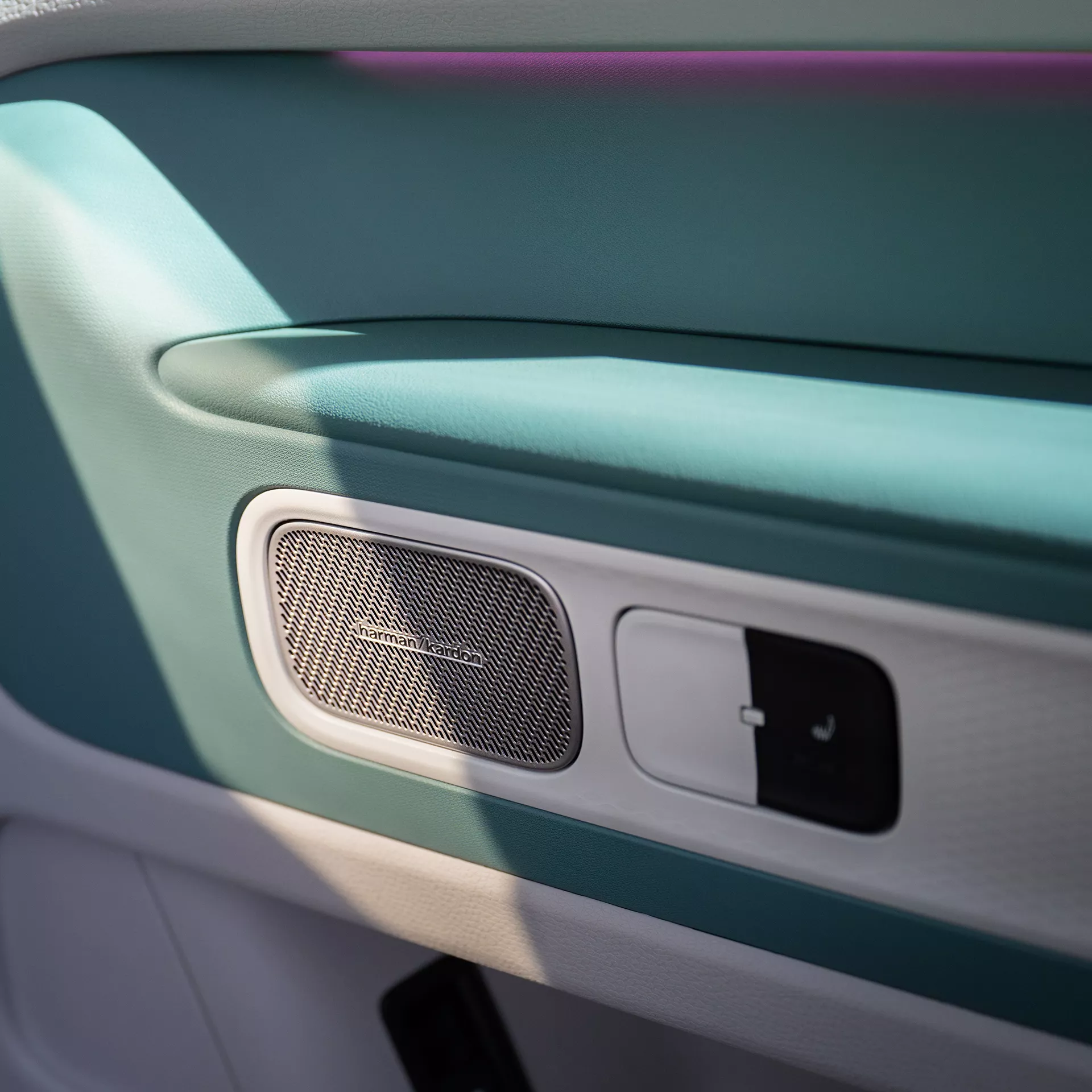 Врата на Volkswagen ID. Buzz с високоговорител Harman Kardon и амбиентно осветление.